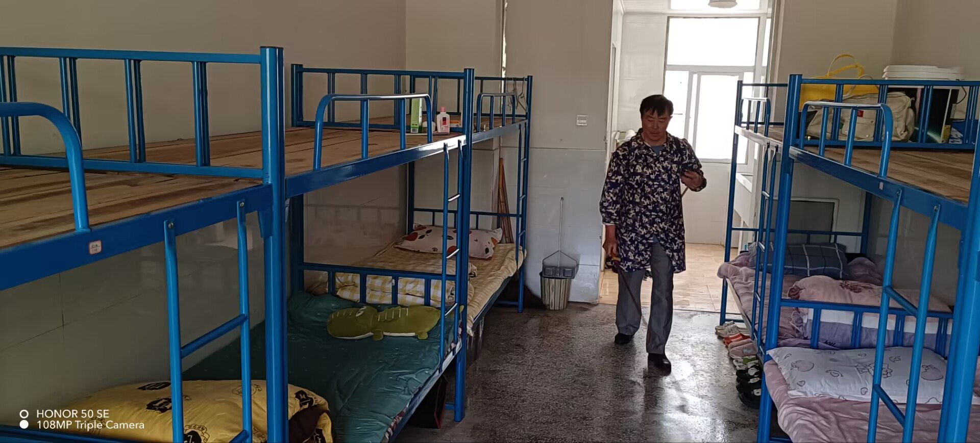 谷城盛康二中五一节前消杀宿舍 织密健康防护网