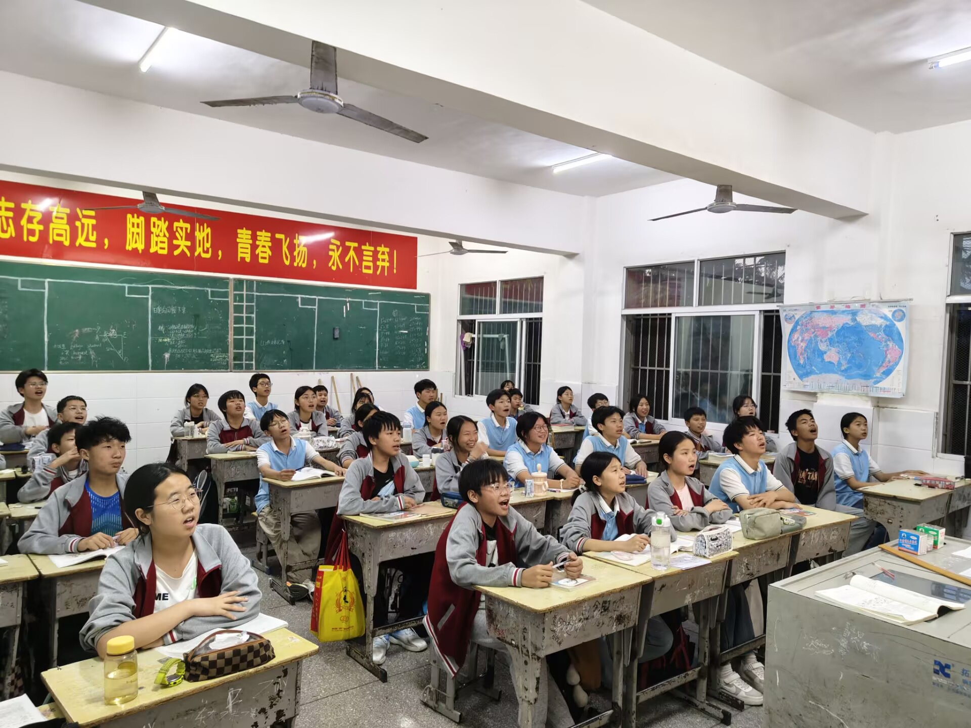 筑牢安全防线 护航平安假期 ——谷城县盛康二中开展五一长假前防溺水安全教育活动