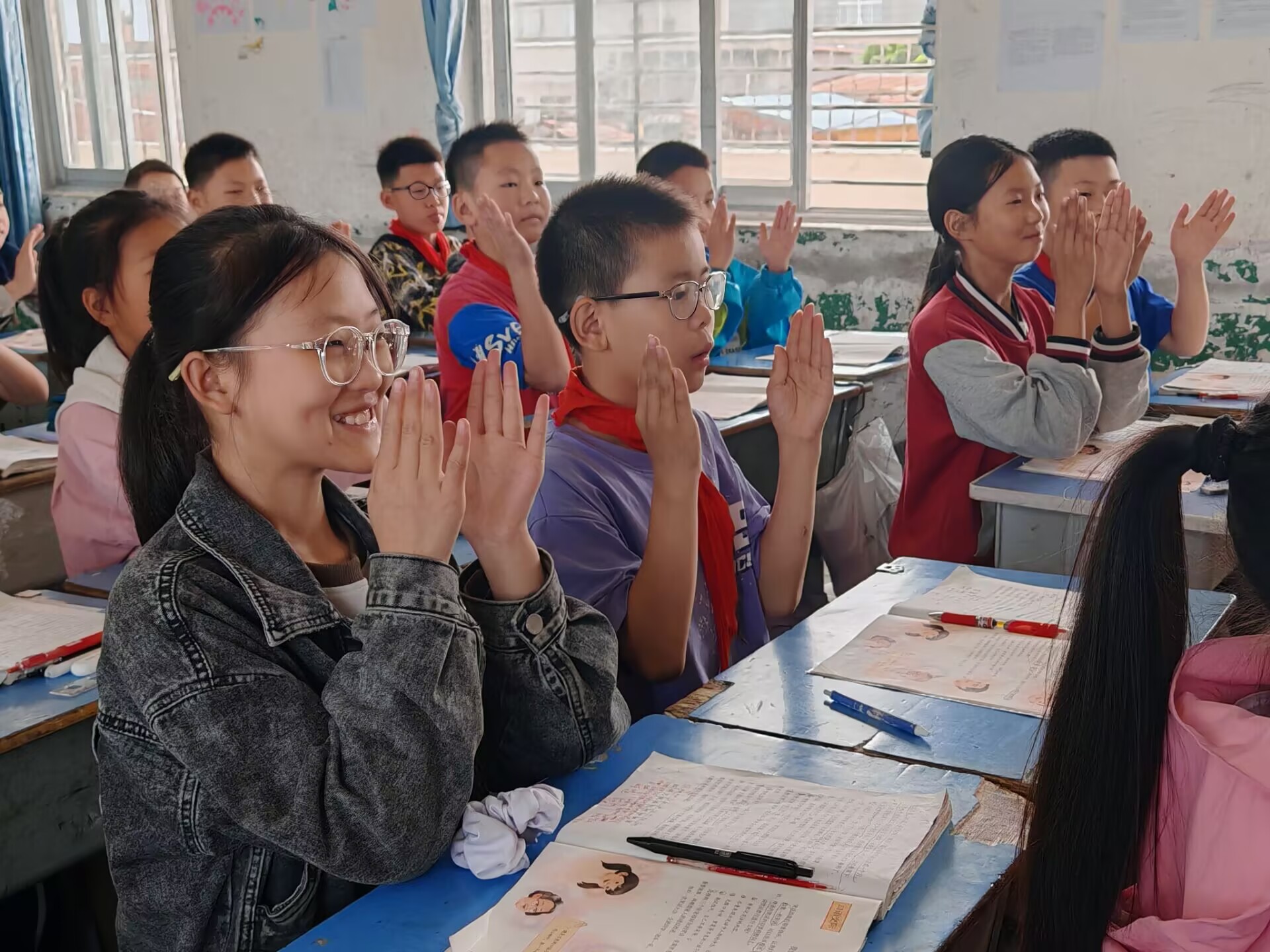 襄阳市樊城区上茶庵中心小学五年级“笑话剧场”引爆欢乐浪潮