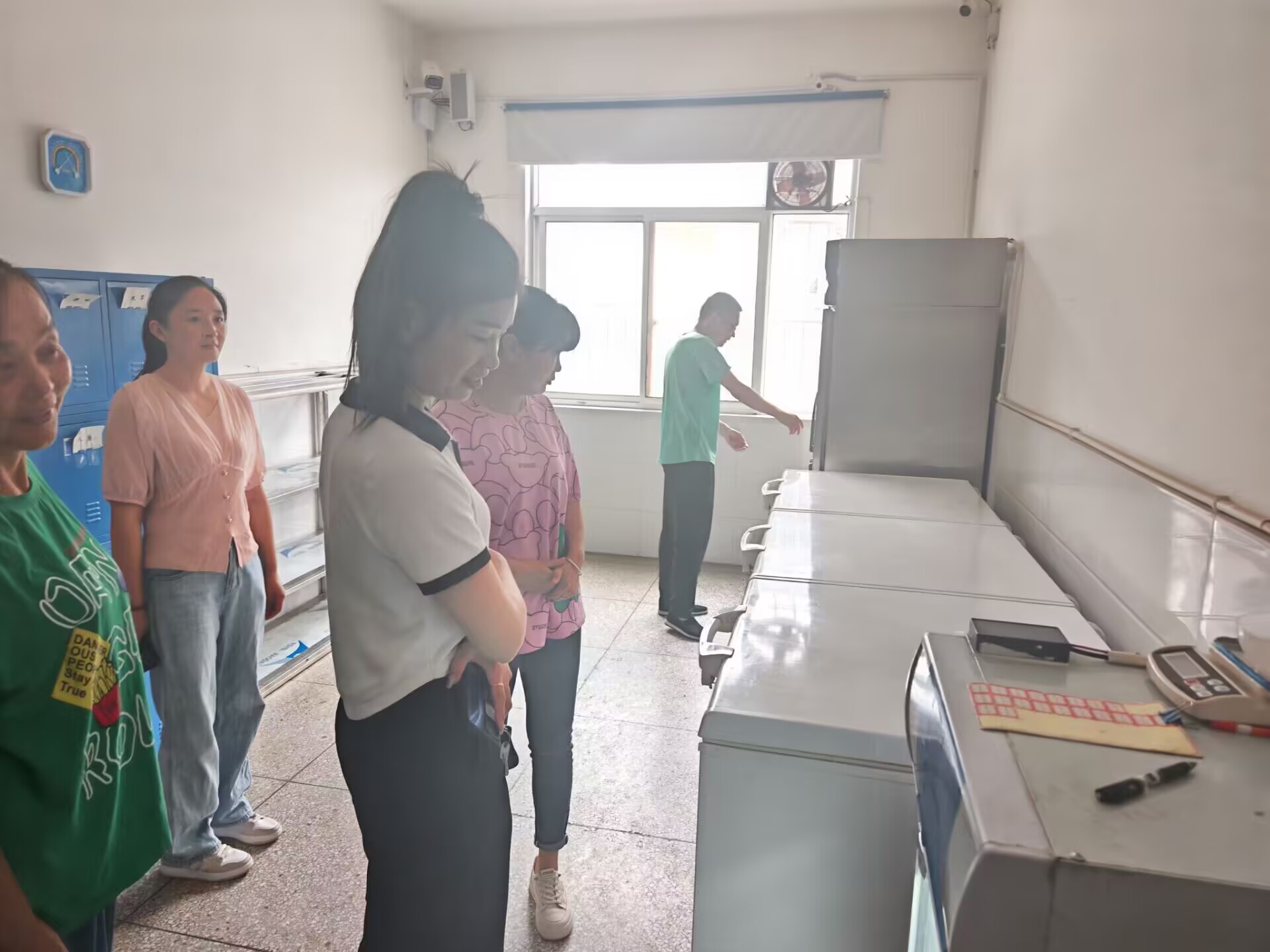 谷城县盛康二中家委会深入食堂监督 保障校园“舌尖安全”