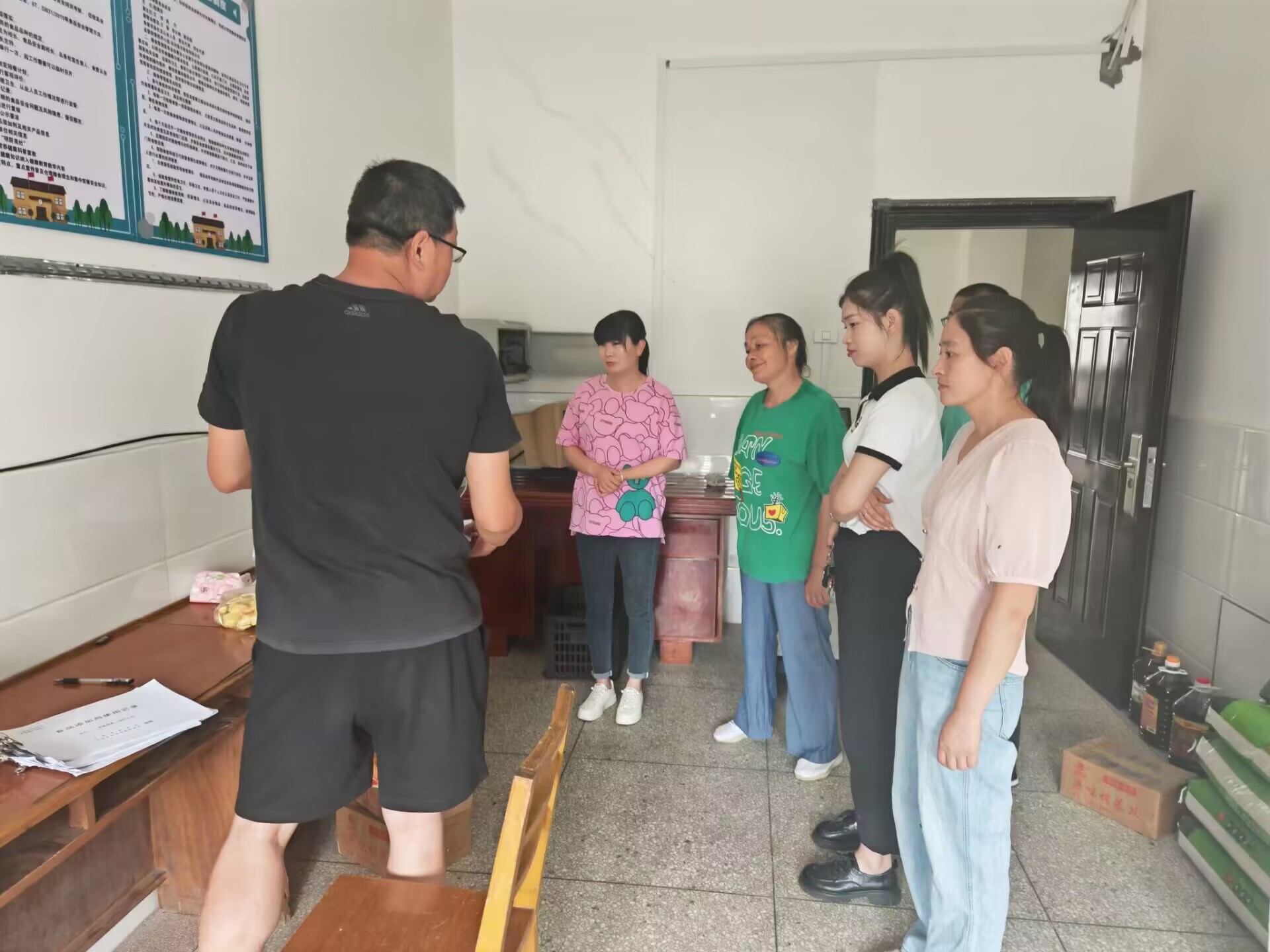 谷城县盛康二中家委会深入食堂监督 保障校园“舌尖安全”