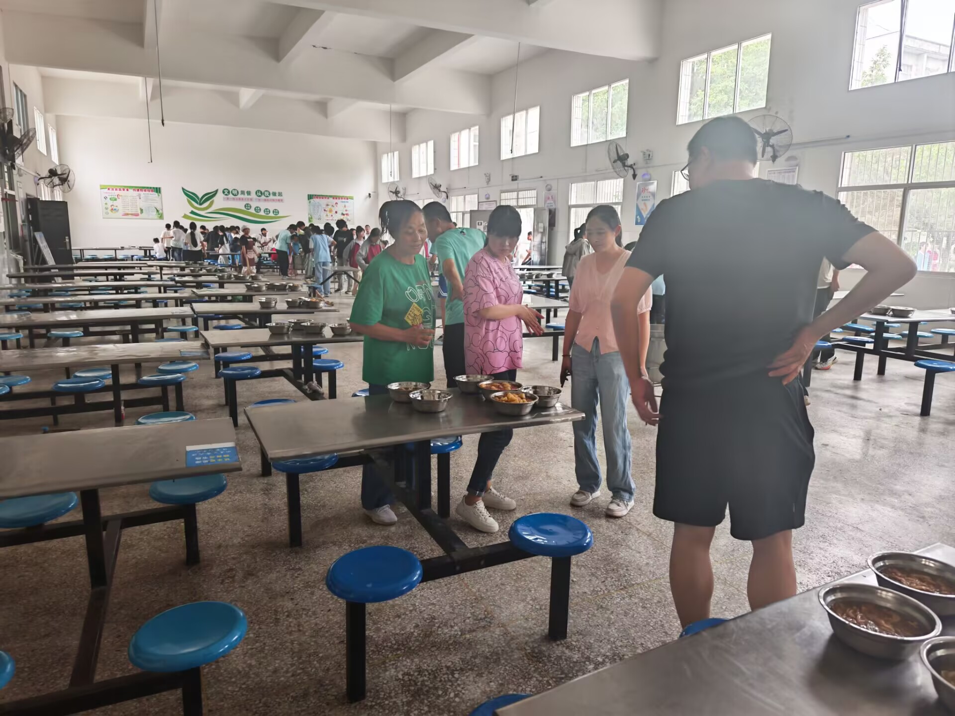 谷城县盛康二中家委会深入食堂监督 保障校园“舌尖安全”