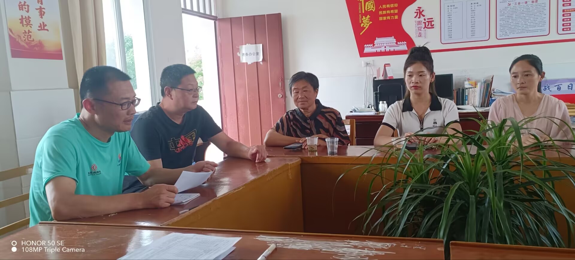 谷城县盛康二中家委会深入食堂监督 保障校园“舌尖安全”