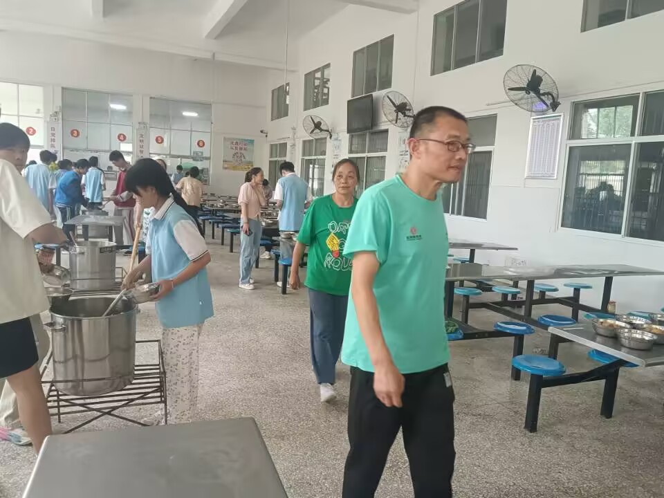 谷城县盛康二中家委会深入食堂监督 保障校园“舌尖安全”