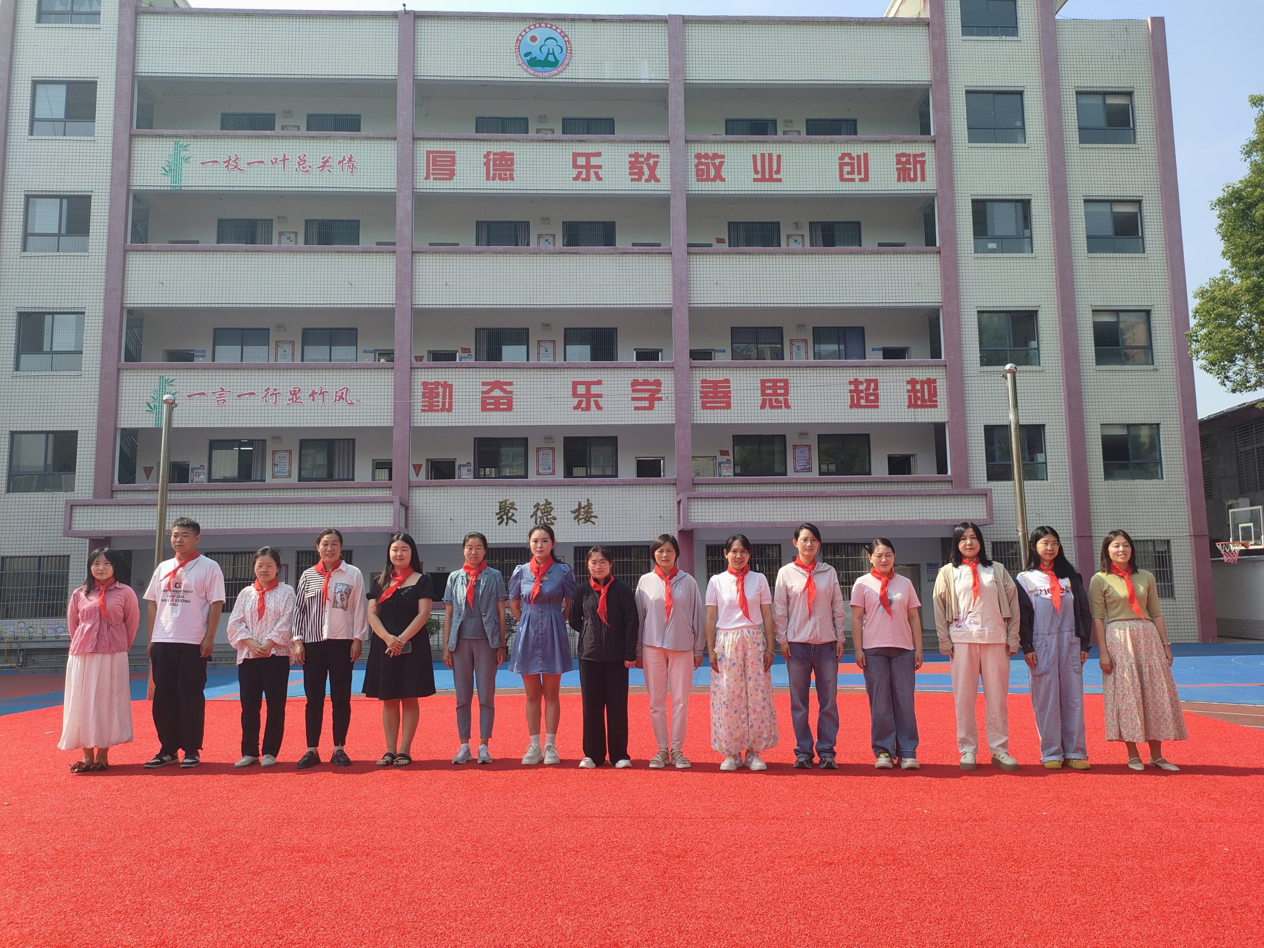 谷城县粉阳路小学教联体中华路校区：红领巾心向党 争做新时代好队员