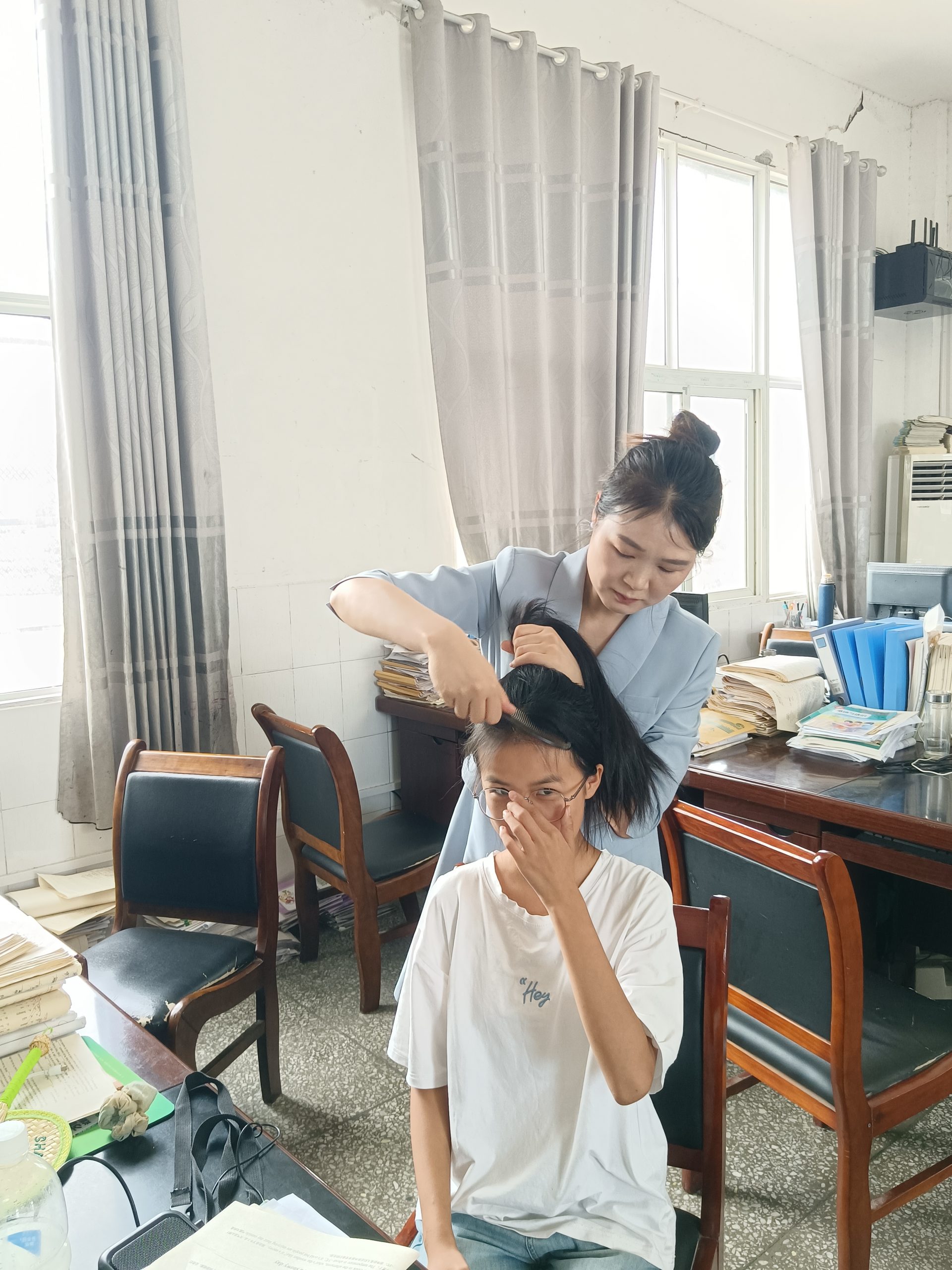 课间十分钟，谷城盛康一中老师用指尖编织温暖