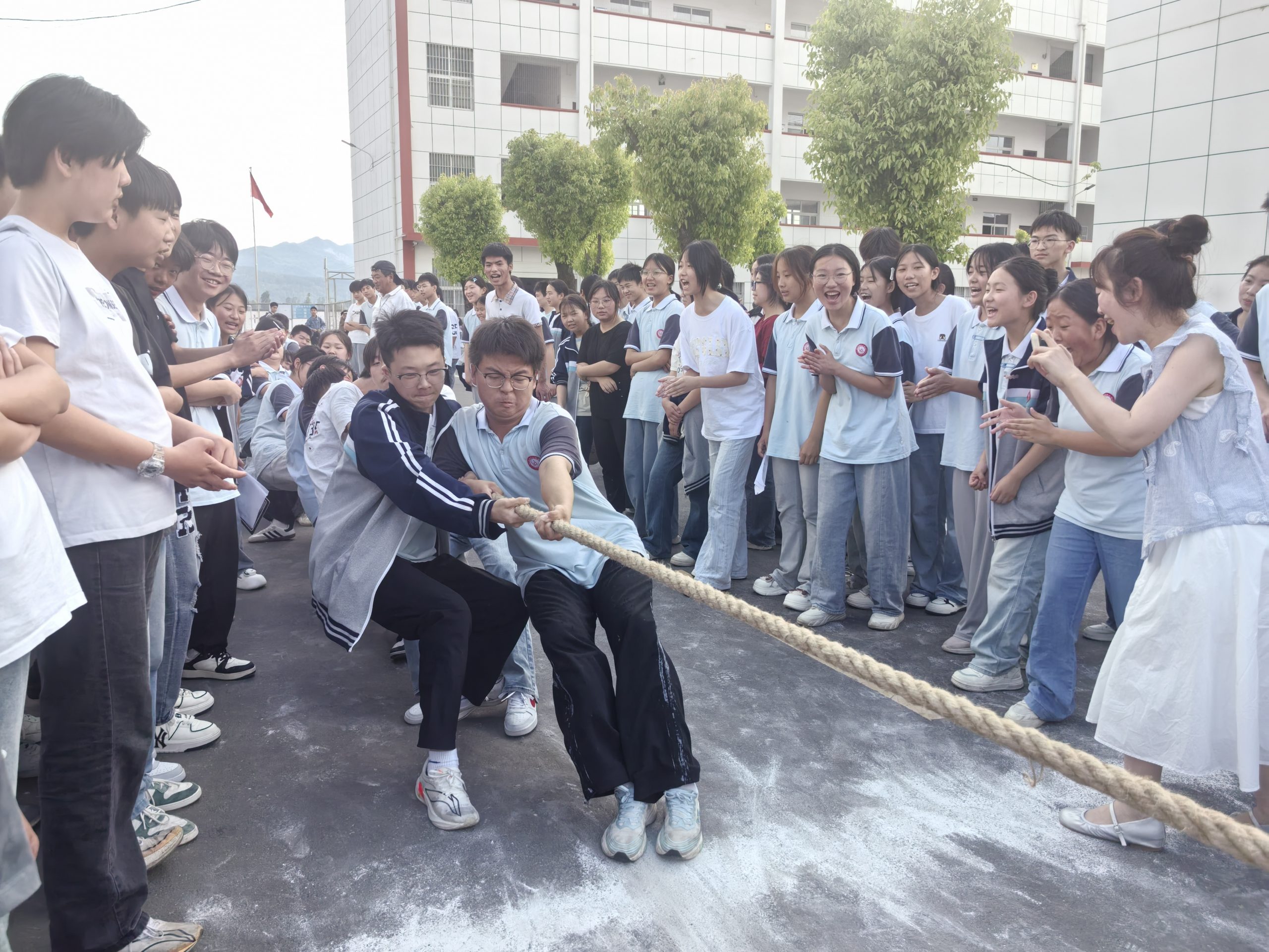 谷城县盛康镇一中拔河比赛：青春在团结中绽放