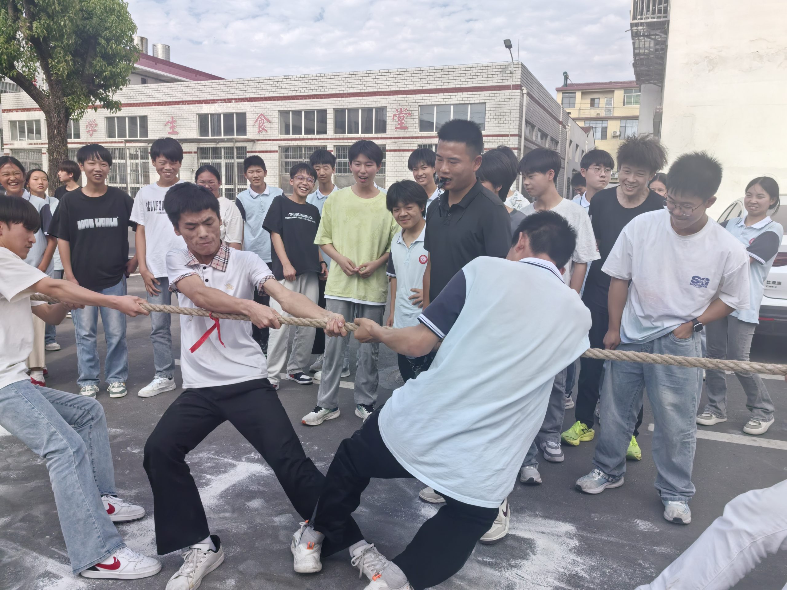 谷城县盛康镇一中拔河比赛：青春在团结中绽放