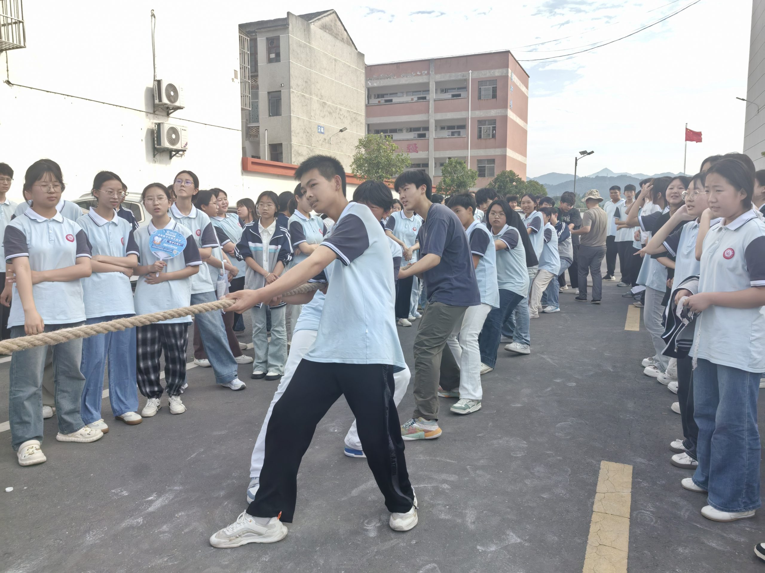 谷城县盛康镇一中拔河比赛：青春在团结中绽放