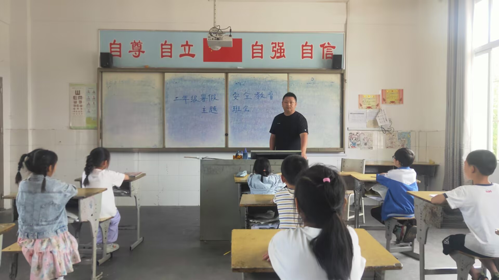 谷城县石花镇倒座中心小学：开展安全教育班会 筑牢学生安全防线