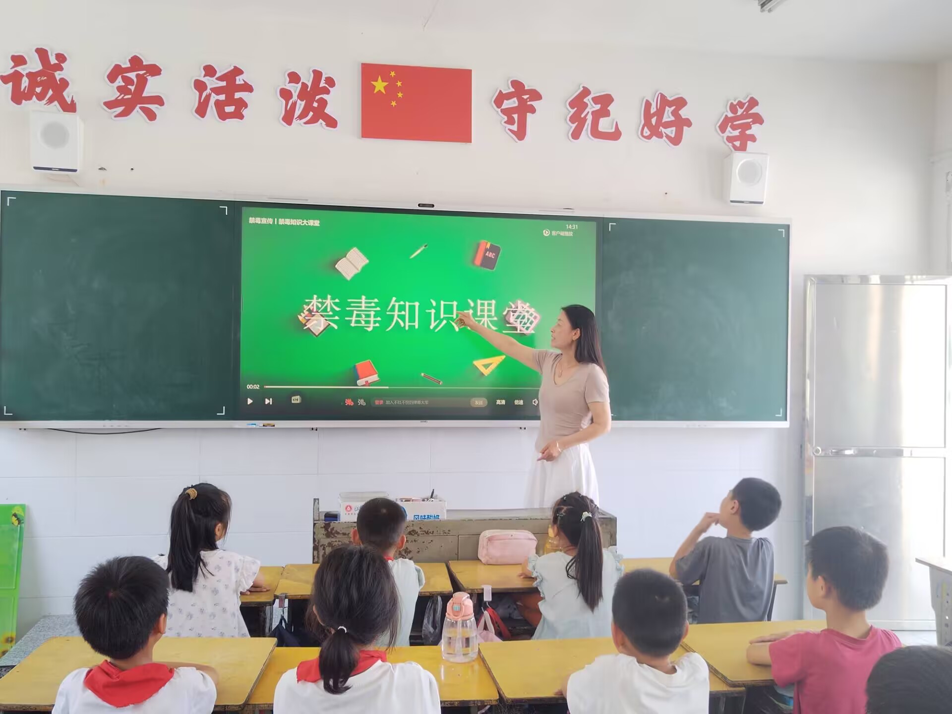 谷城县石花镇大峪桥中心小学：筑牢禁毒防线 打造无毒校园