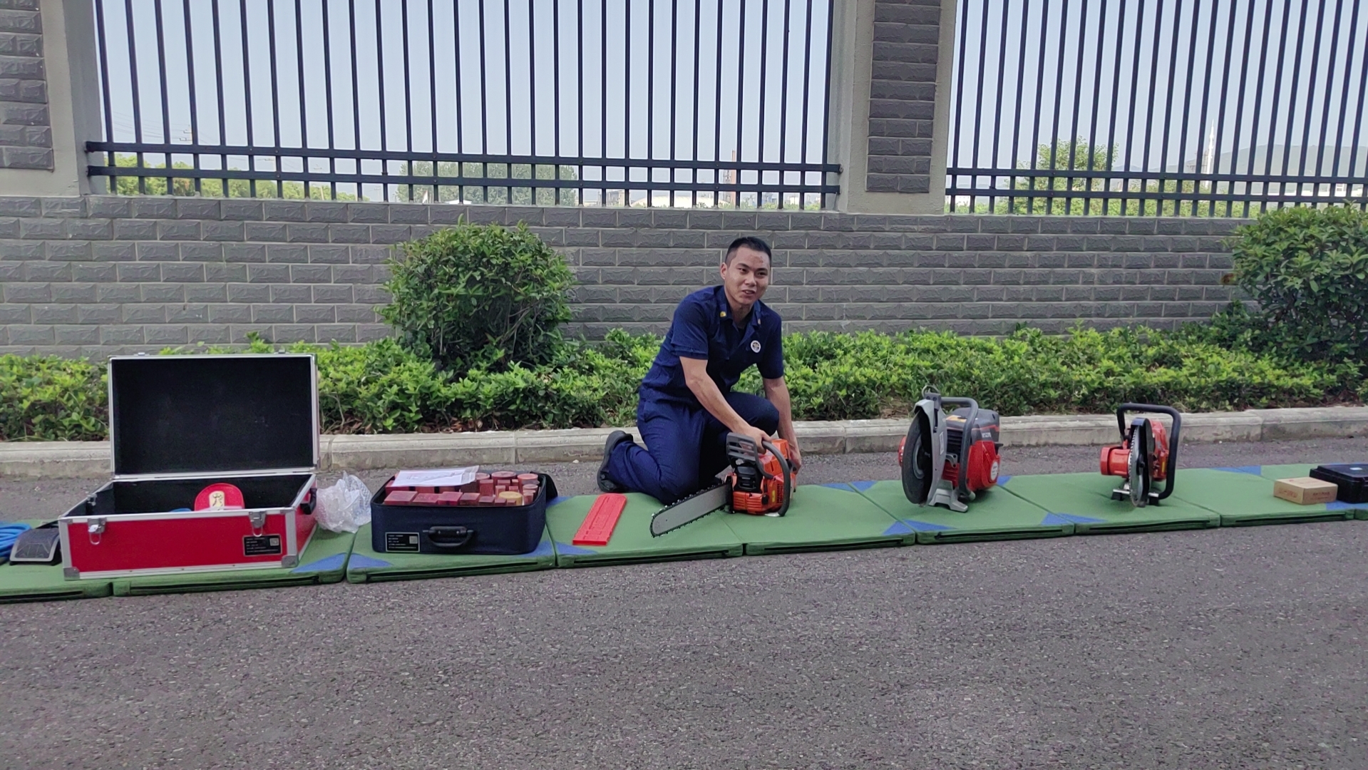 襄阳开展致敬“火焰蓝”庆“八一”活动