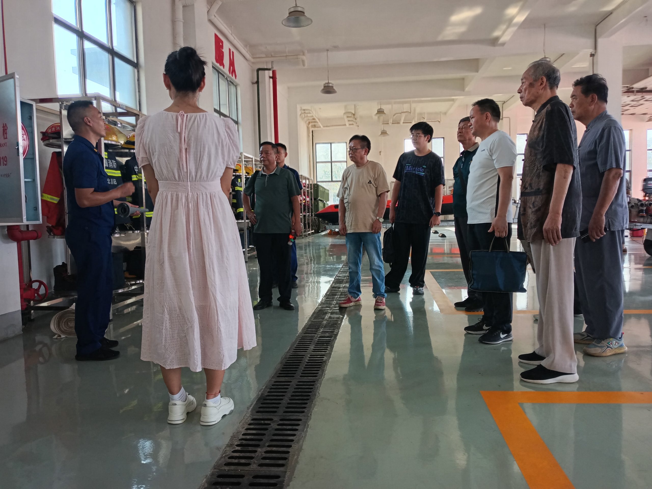 襄阳开展致敬“火焰蓝”庆“八一”活动