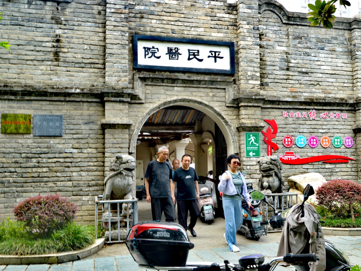 老河口作协“踏访抗战遗迹、弘扬抗战精神” 开展纪念抗战胜利80周年采风活动