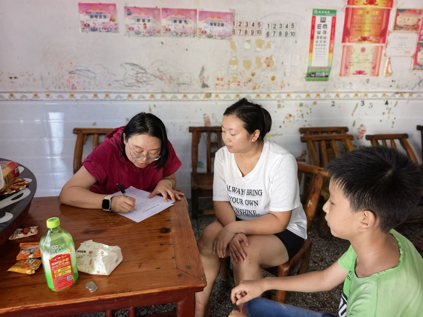 踏破千家门，只为护一生：暑假家访筑起防溺"生死线"