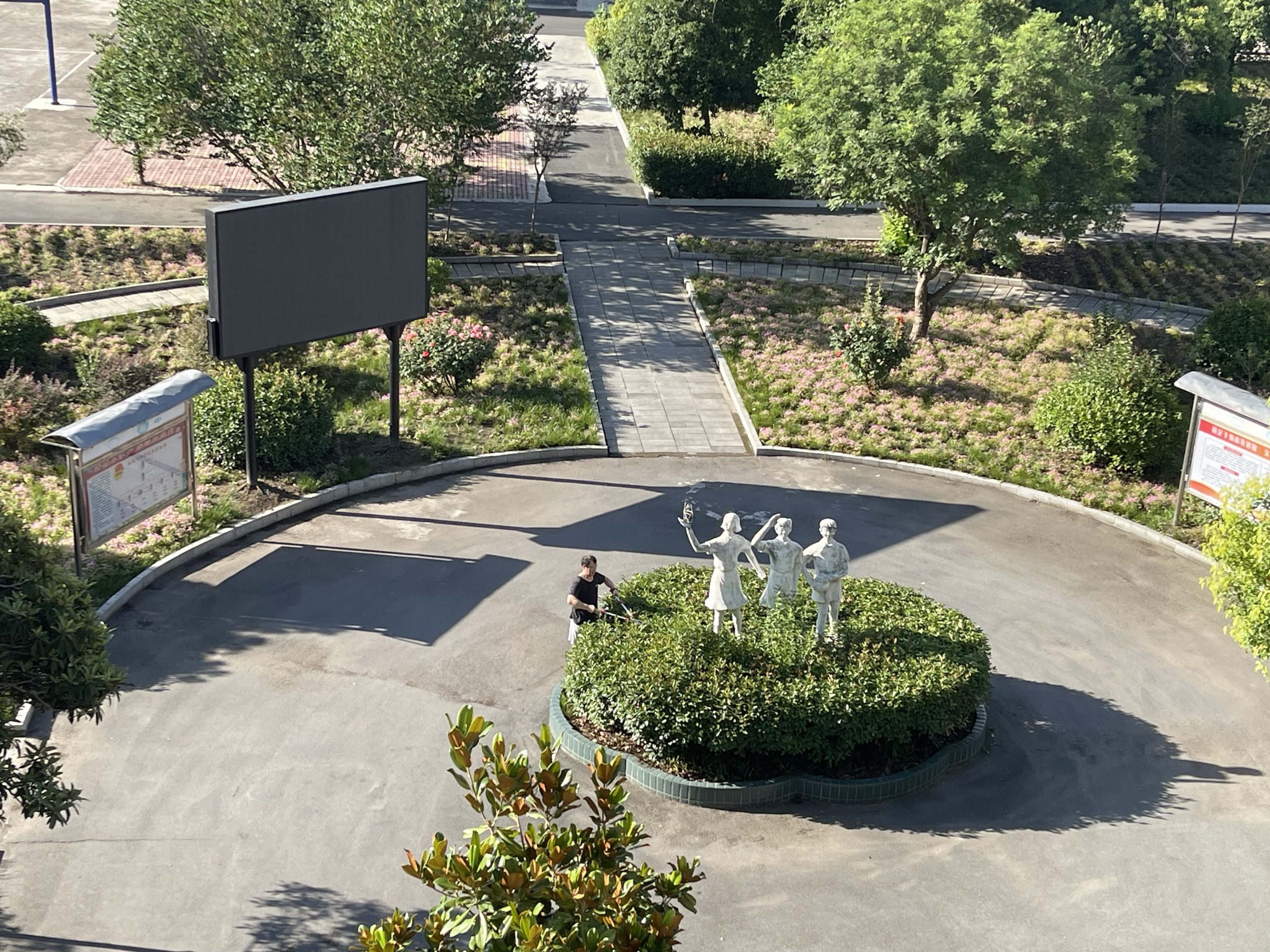 谷城县盛康二中烈日下的校园美容师：姜吉国用汗水浇灌四季美景