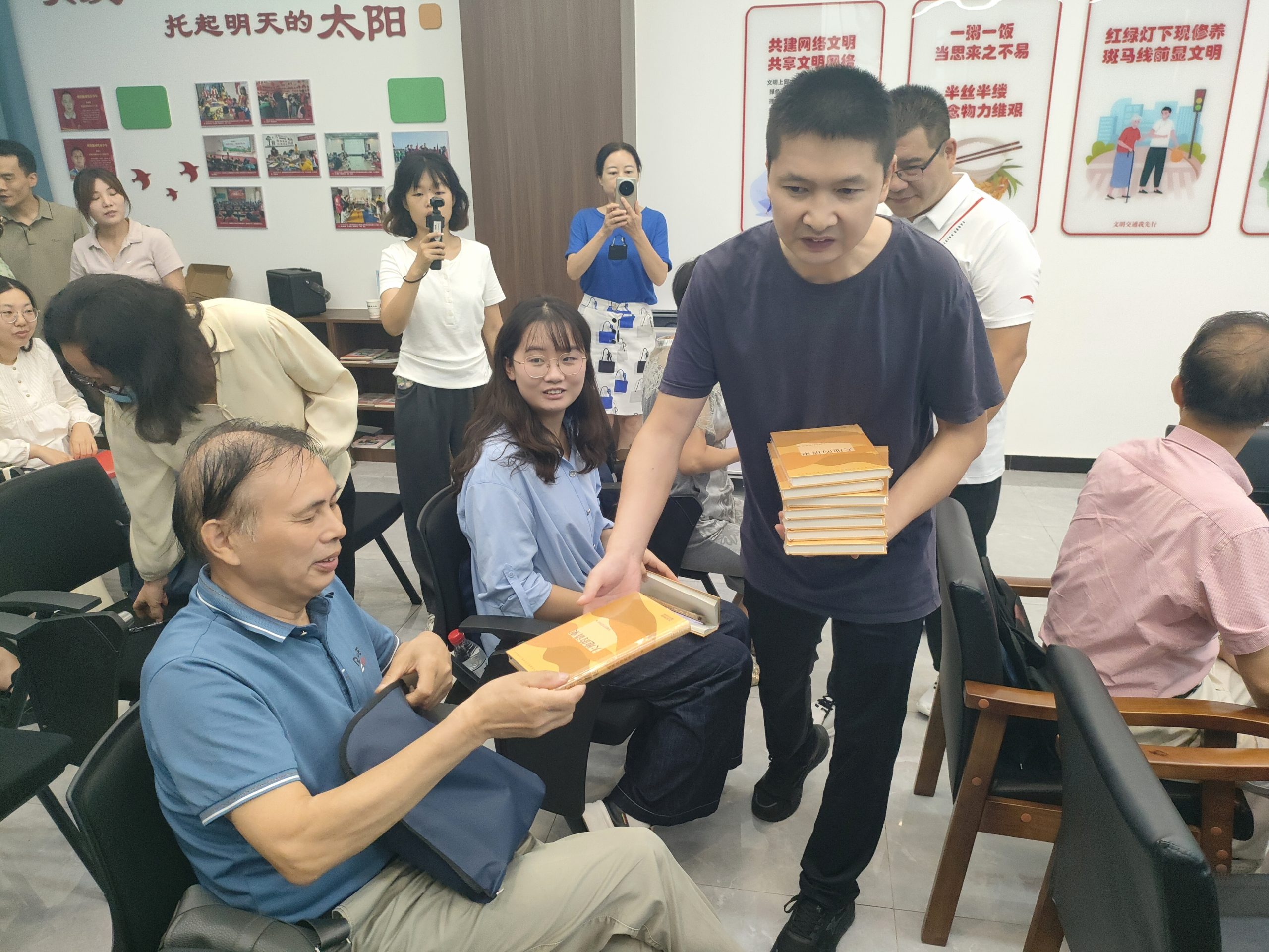 谷城这场读书会火了！《大地的请柬》里读出乡土诗意