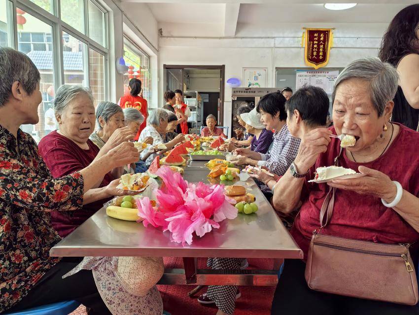 谷城：举办集体生日会 烛光歌声暖人心