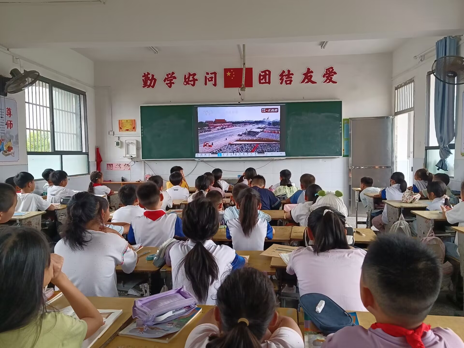 谷城县石花镇大峪桥中心小学：传承英雄志 共筑强国梦