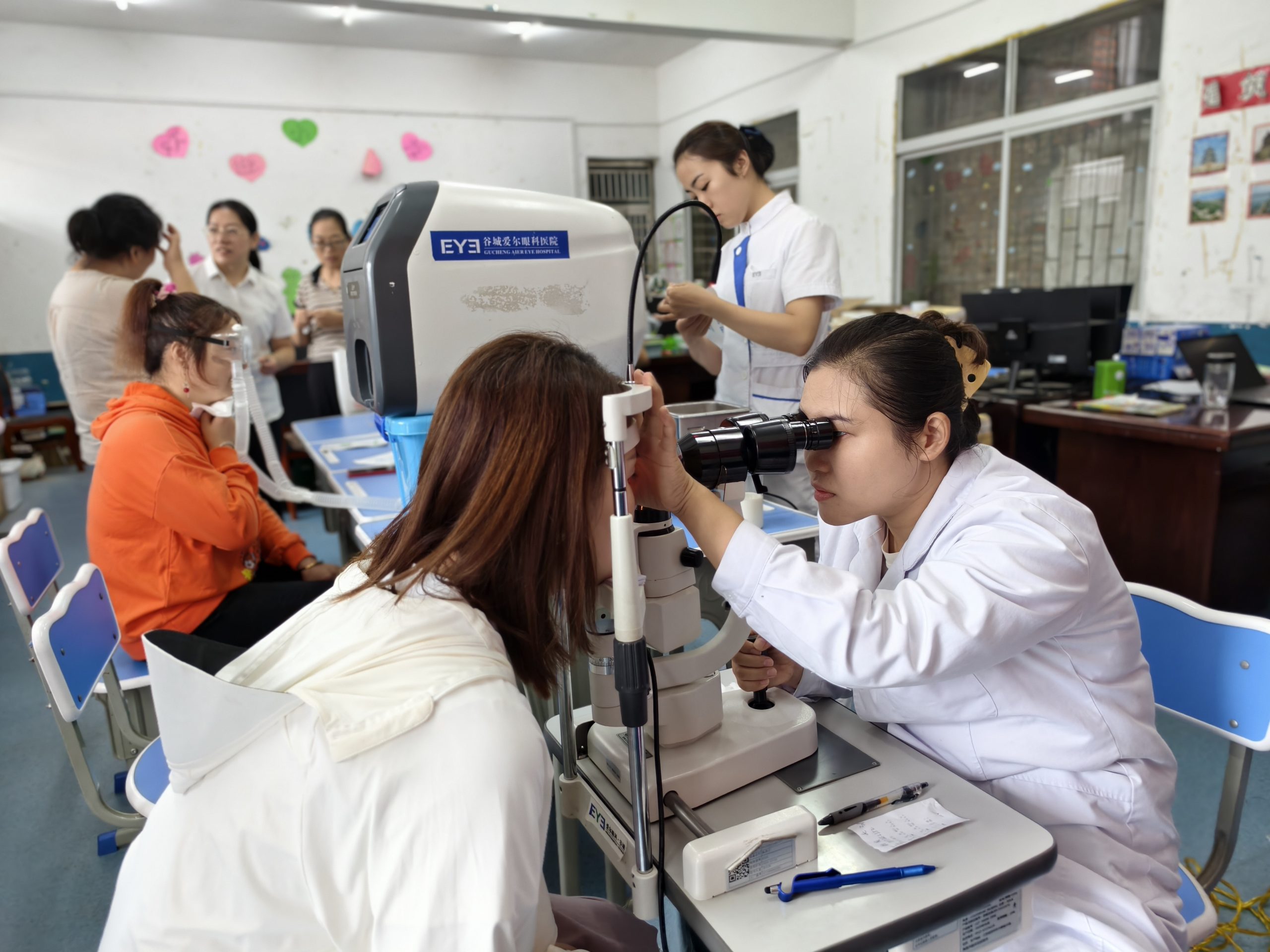 谷城爱尔眼科医院到大峪桥中心小学开展“情系园丁·明眸护航”暖心活动