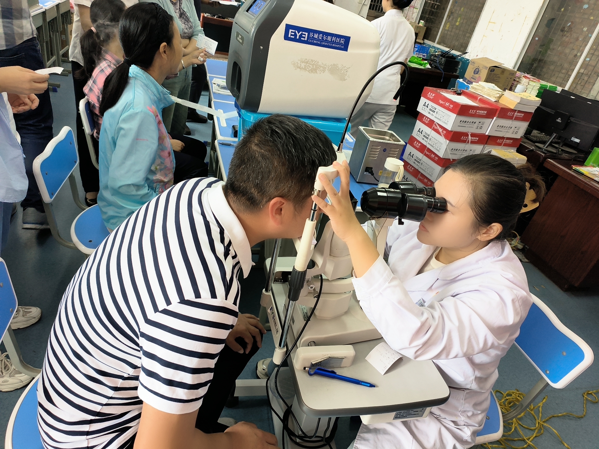 谷城爱尔眼科医院到大峪桥中心小学开展“情系园丁·明眸护航”暖心活动