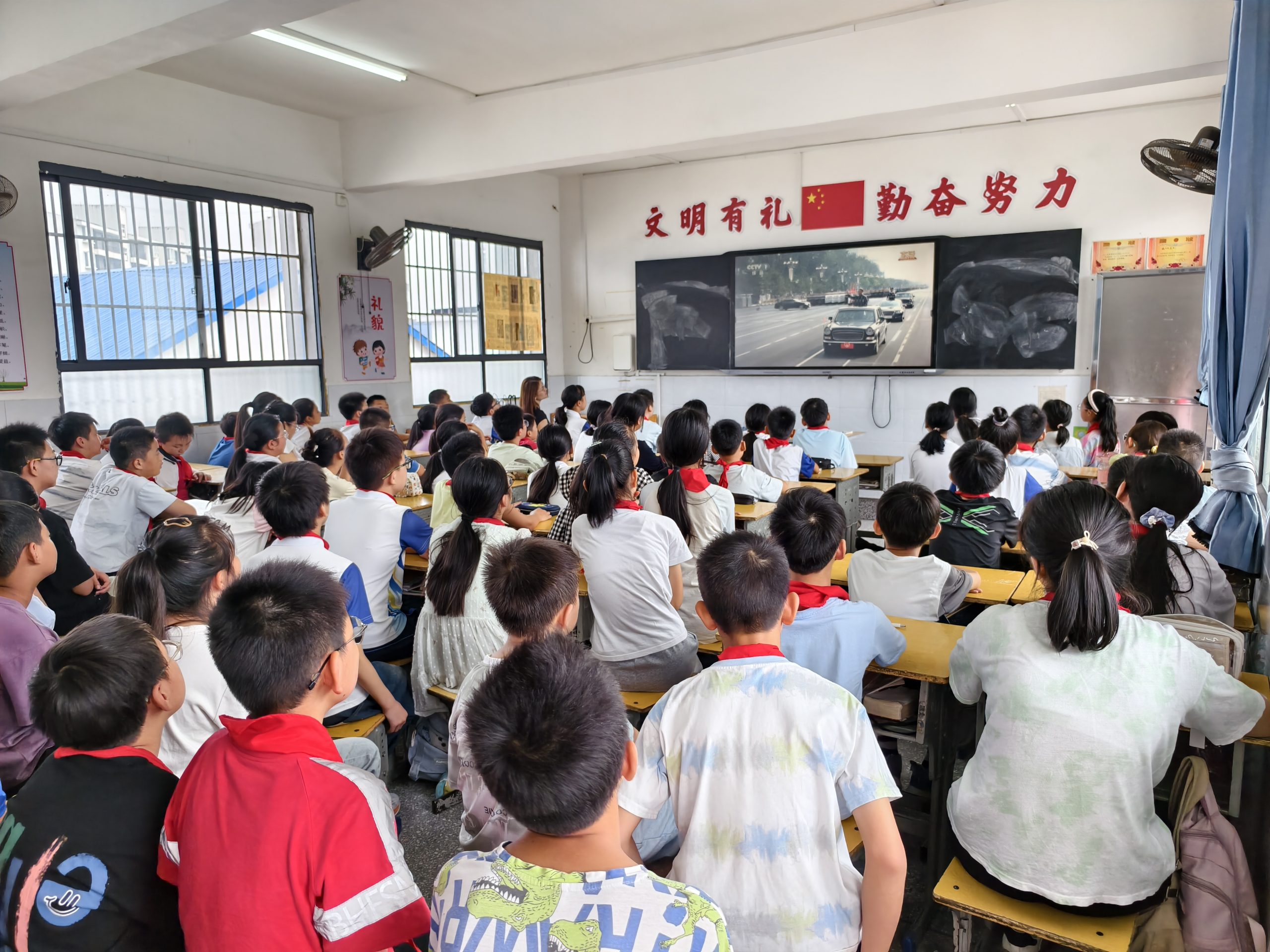 谷城县石花镇大峪桥中心小学：传承英雄志 共筑强国梦