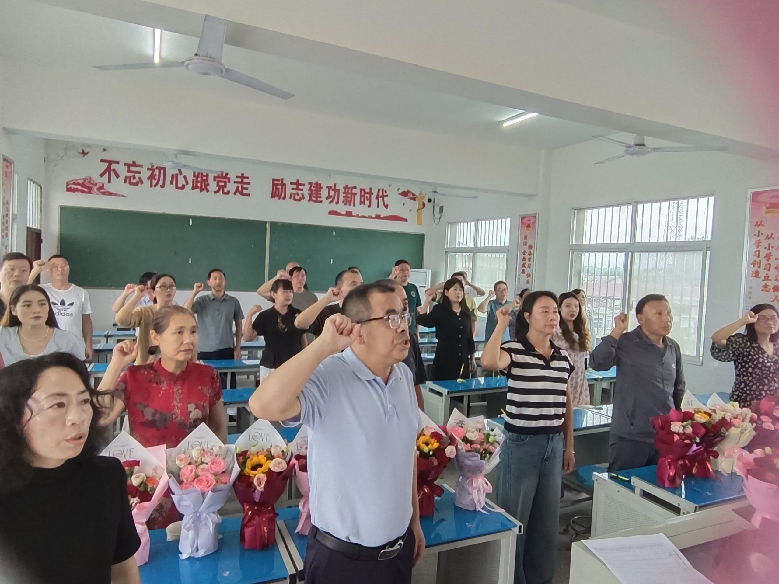 一束鲜花表心声，万分感激谢师恩——谷城盛康二中举行教师节庆祝仪式