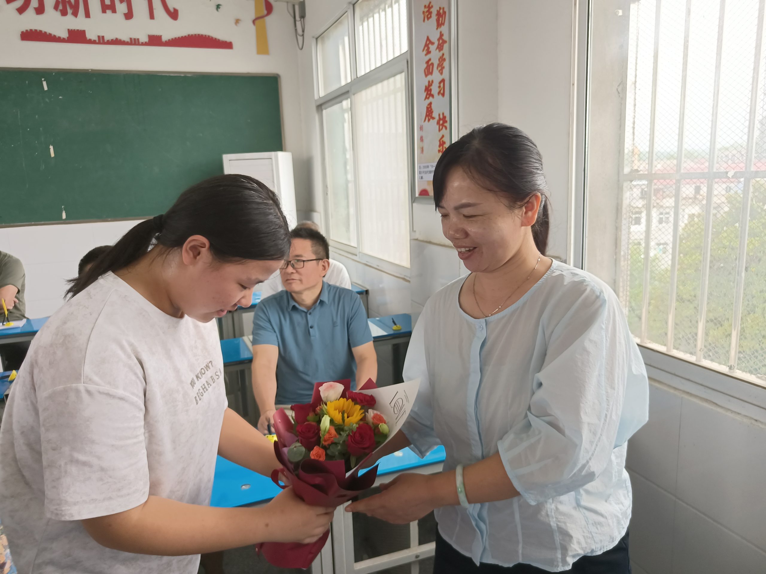 一束鲜花表心声，万分感激谢师恩——谷城盛康二中举行教师节庆祝仪式