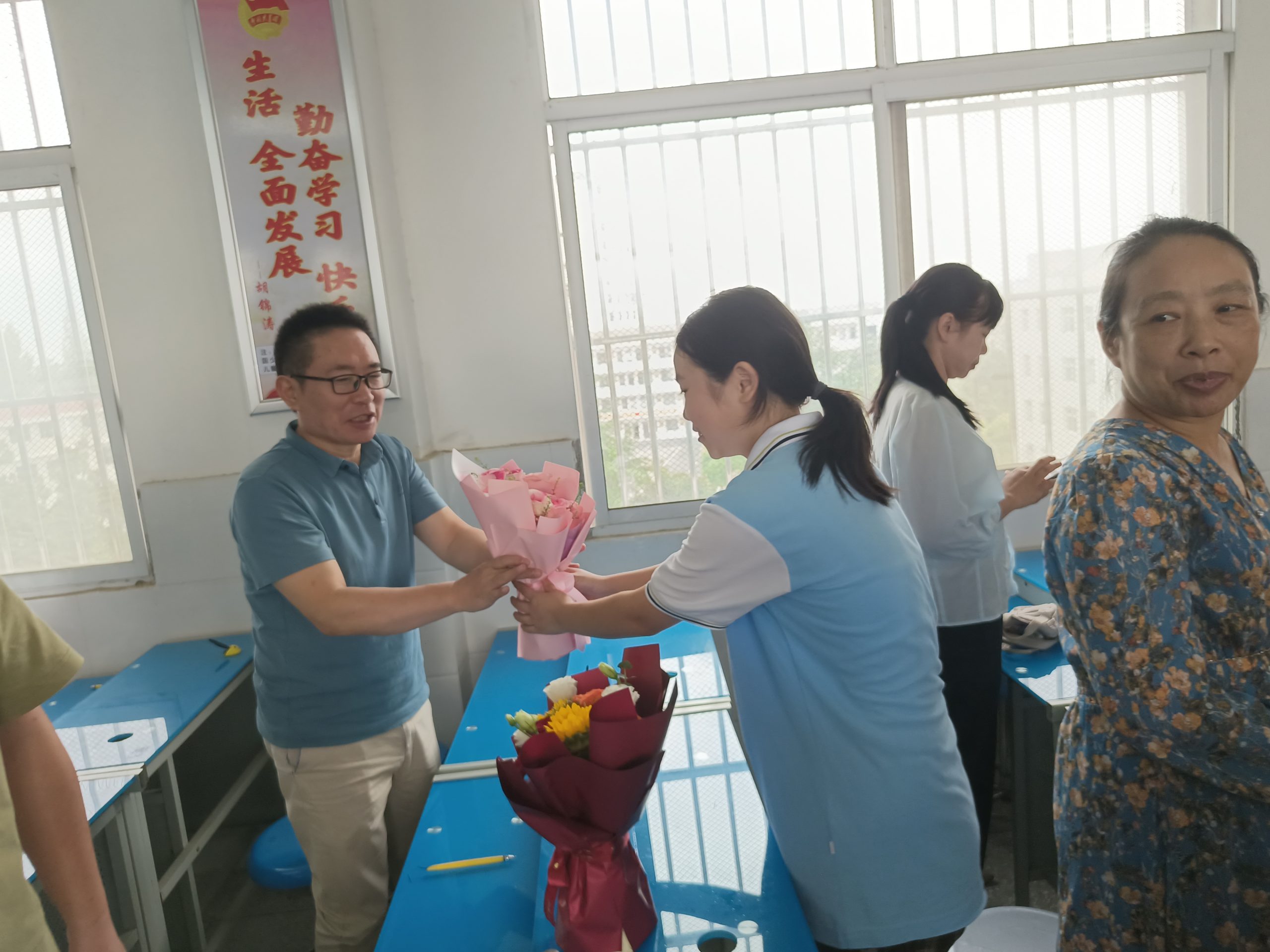 一束鲜花表心声，万分感激谢师恩——谷城盛康二中举行教师节庆祝仪式