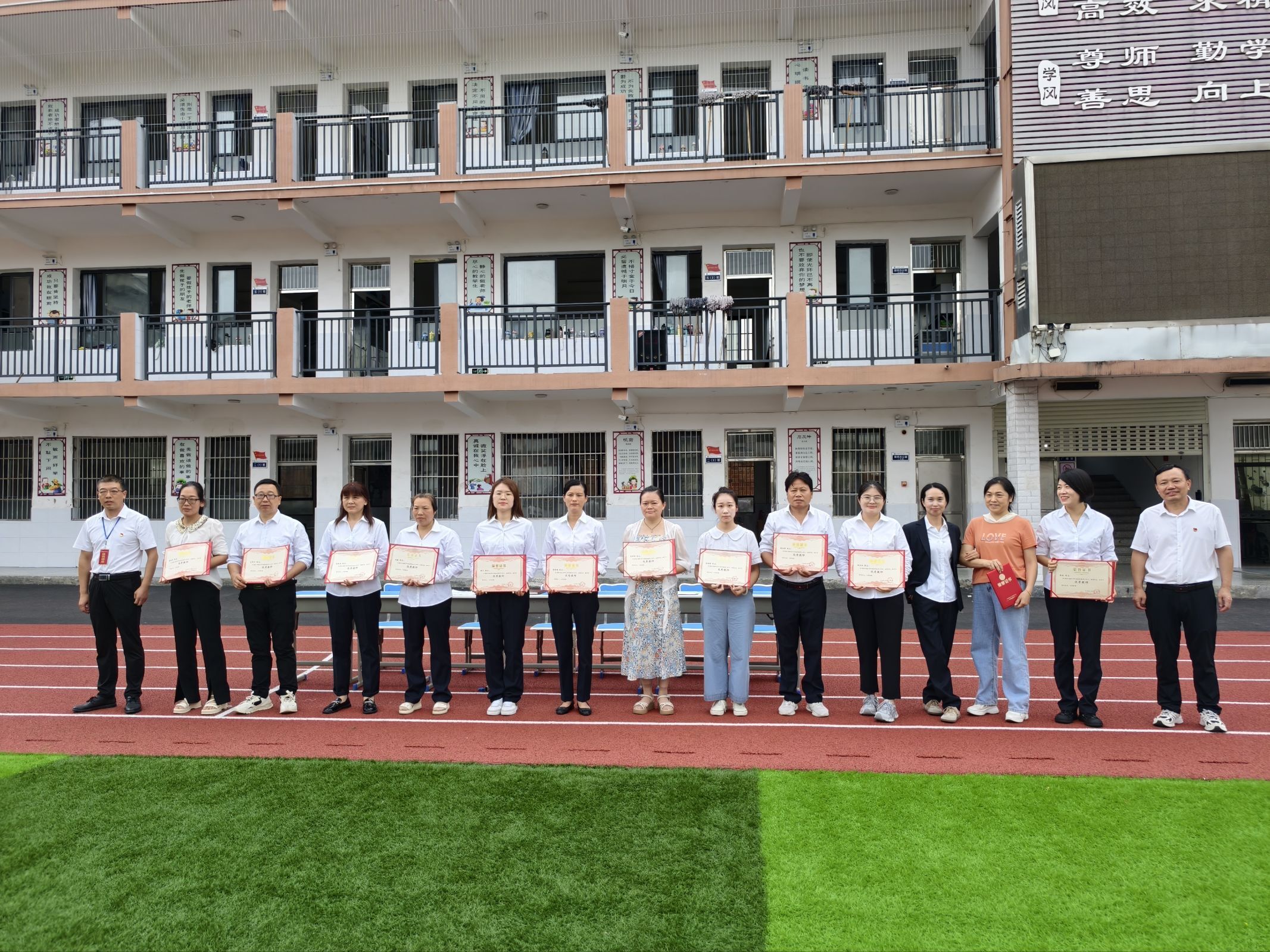 桃李芬芳季 师恩深似海 ——谷城石花镇大峪桥中心小学“教师节”系列教育活动 桃李芬芳季 师恩深似海 ——谷城石花镇大峪桥中心小学“教师节”系列教育活动