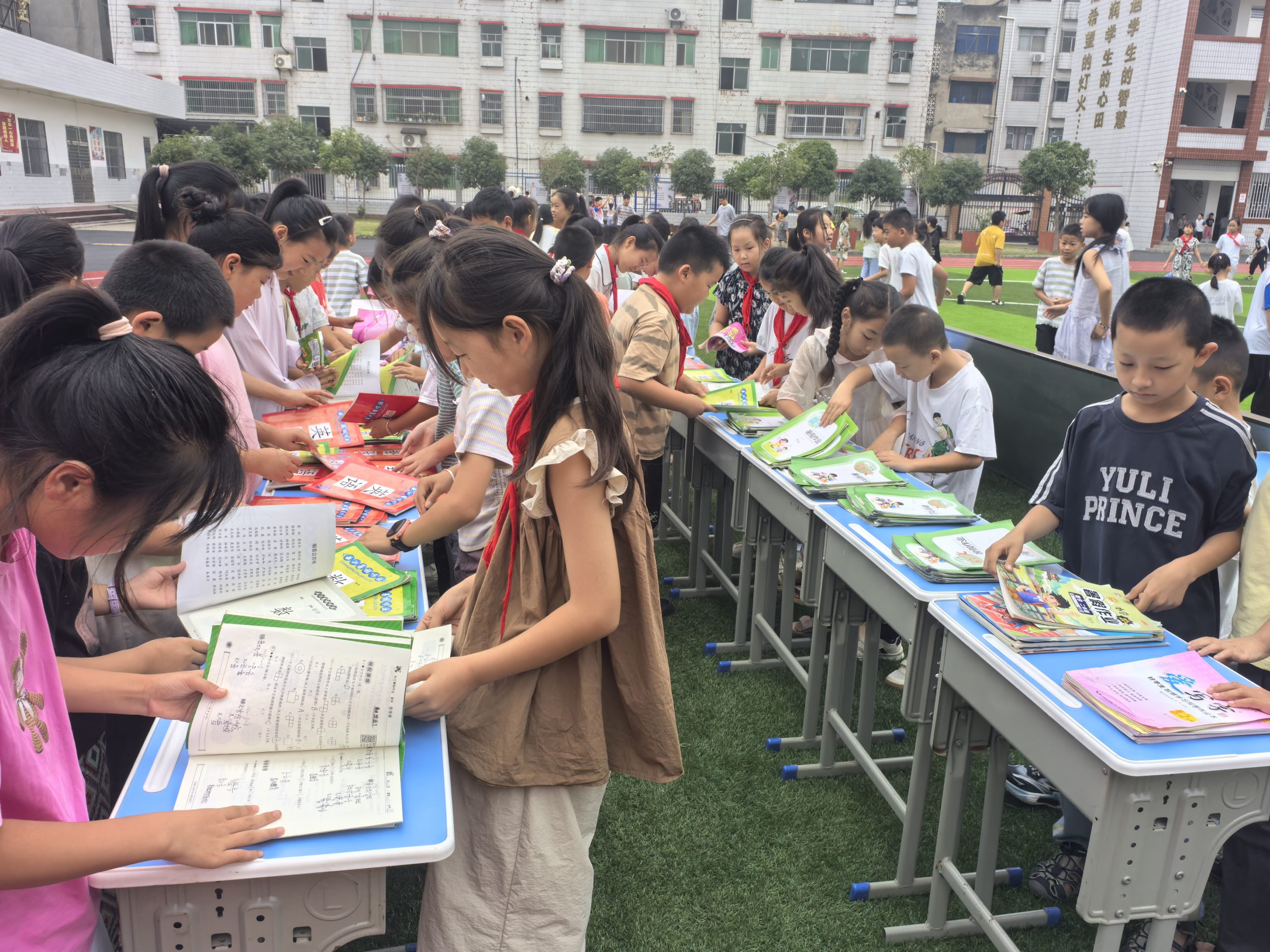 笔尖凝夏，佳作共赏 ——大峪桥中心小学开展优秀暑假作业展活动