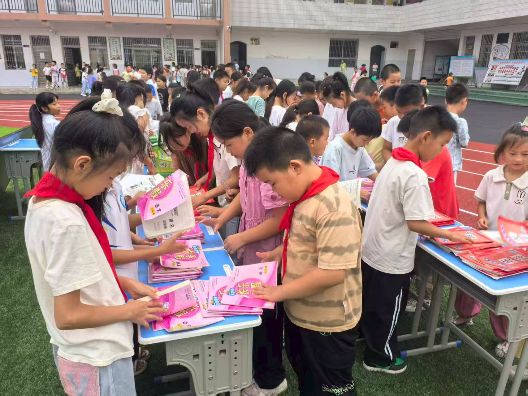 笔尖凝夏，佳作共赏 ——大峪桥中心小学开展优秀暑假作业展活动