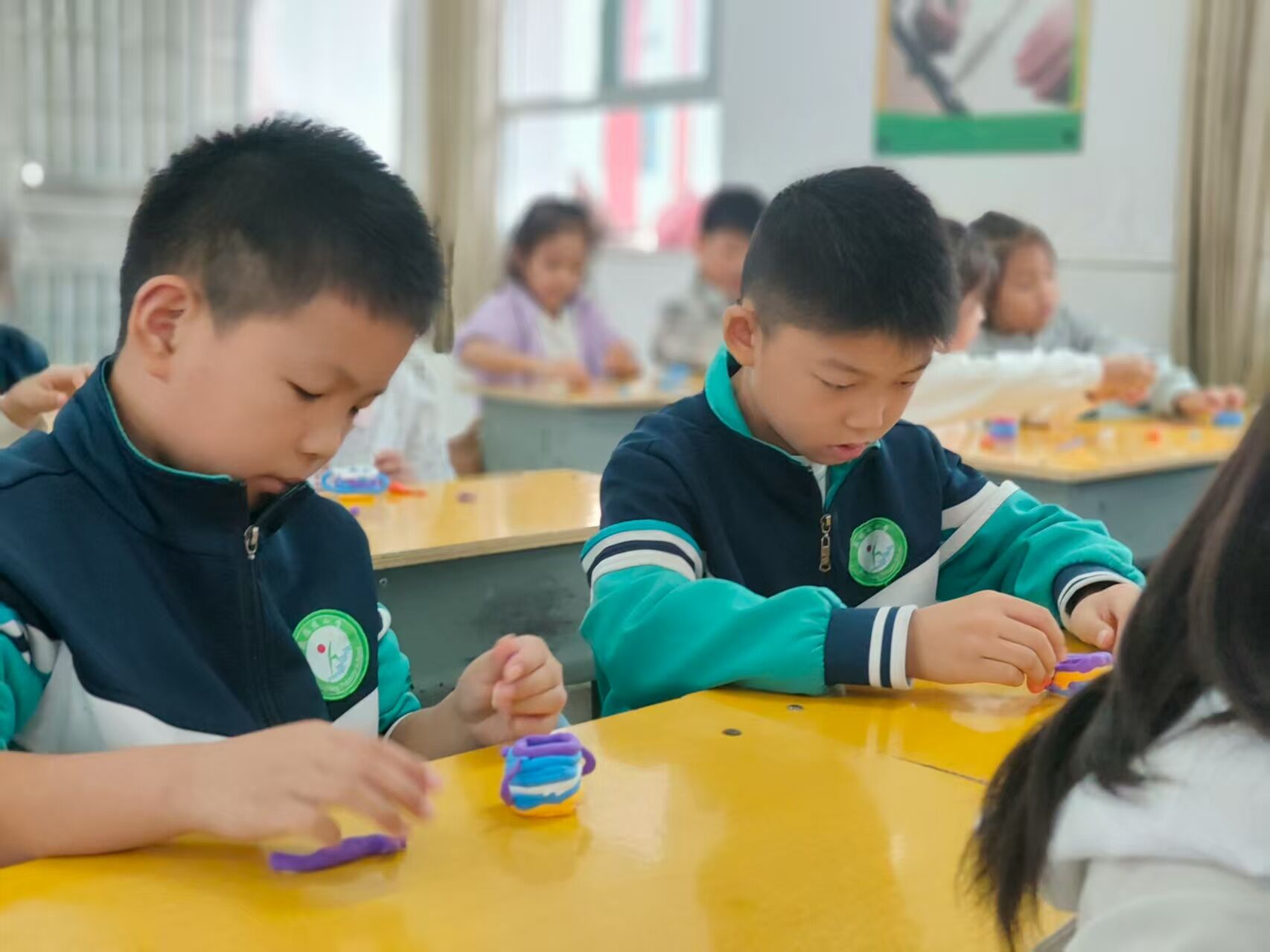 谷城县盛康镇小学：动手盘泥罐   容下大创意