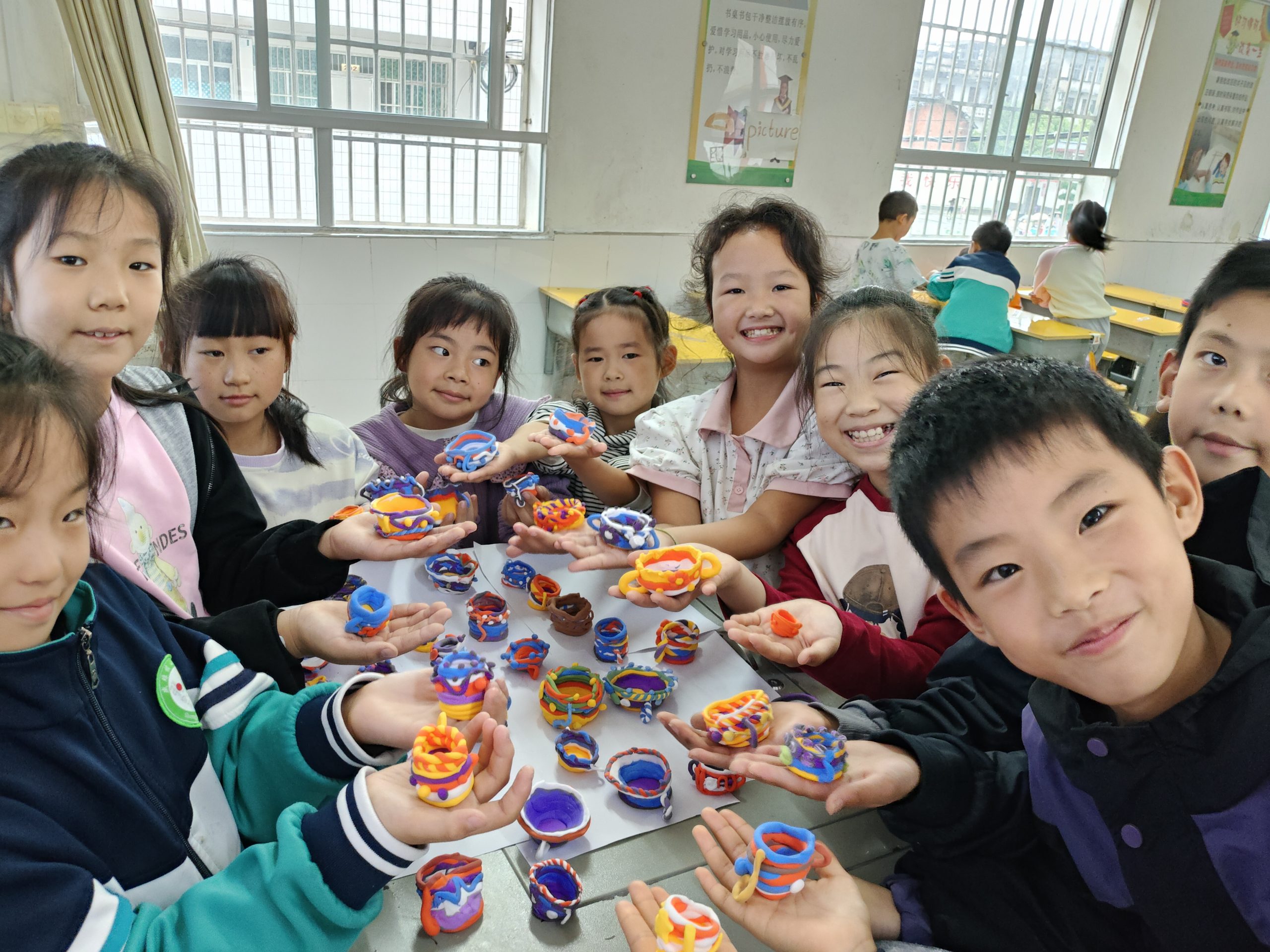 谷城县盛康镇小学：动手盘泥罐   容下大创意