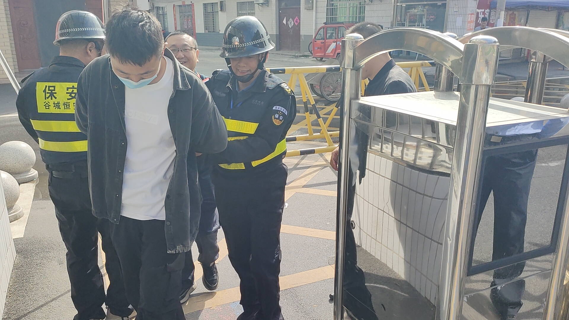 谷城县粉阳路小学教联体中华路校区：开展防暴应急演练 筑牢校园安全防线