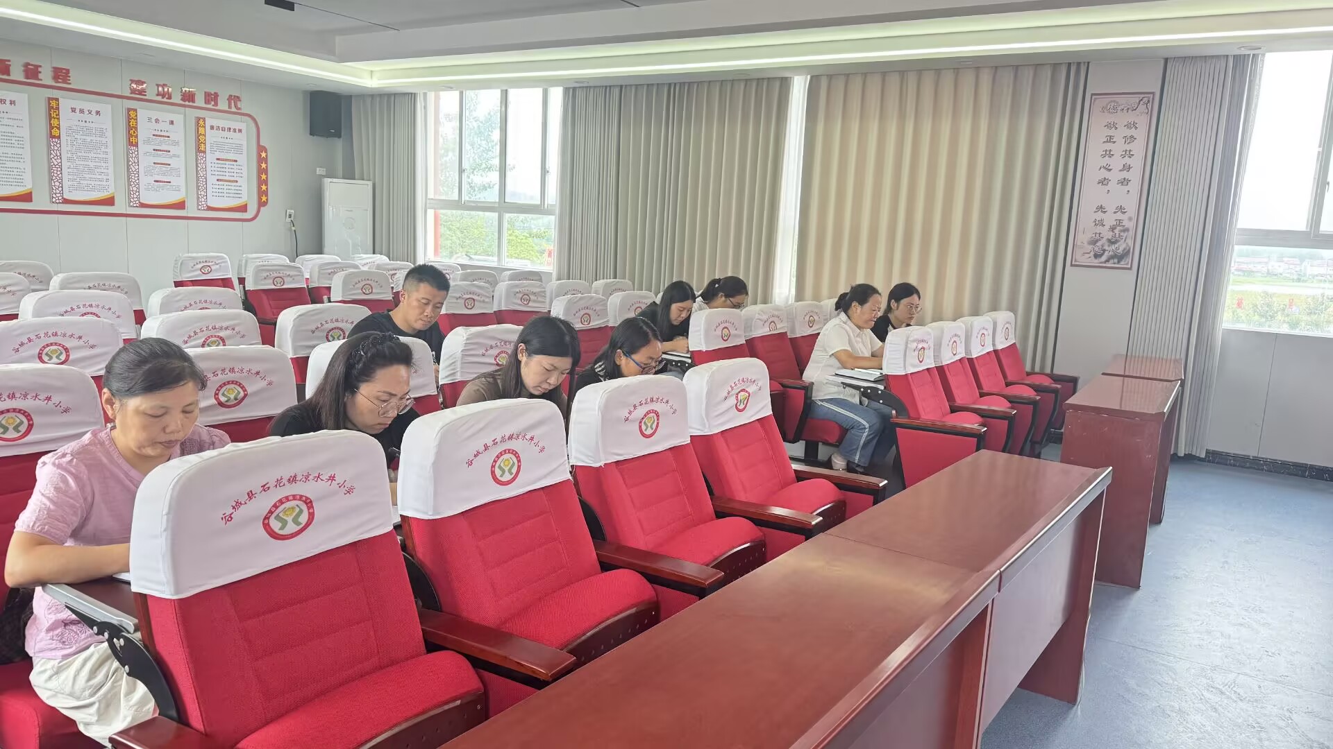 携手教学教研，共筑教育新篇——石花镇凉水井小学召开教研组长备课组长工作会