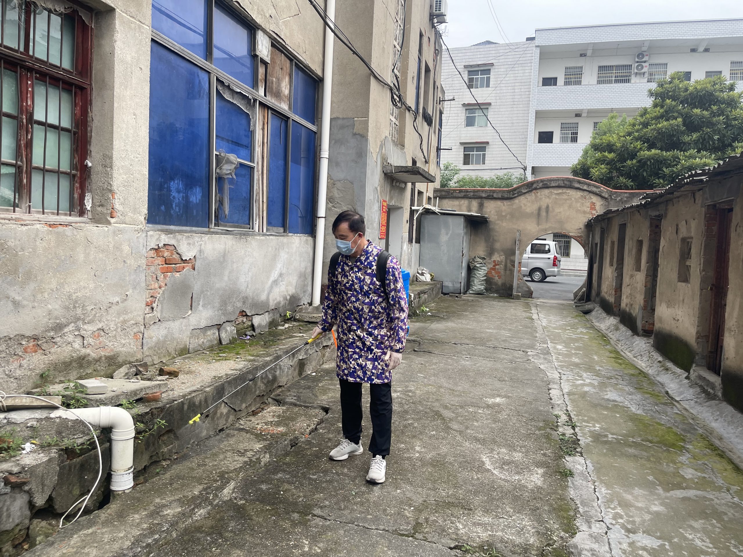 谷城县盛康二中：每周常态化消杀 筑牢“两热”疫情防控安全线