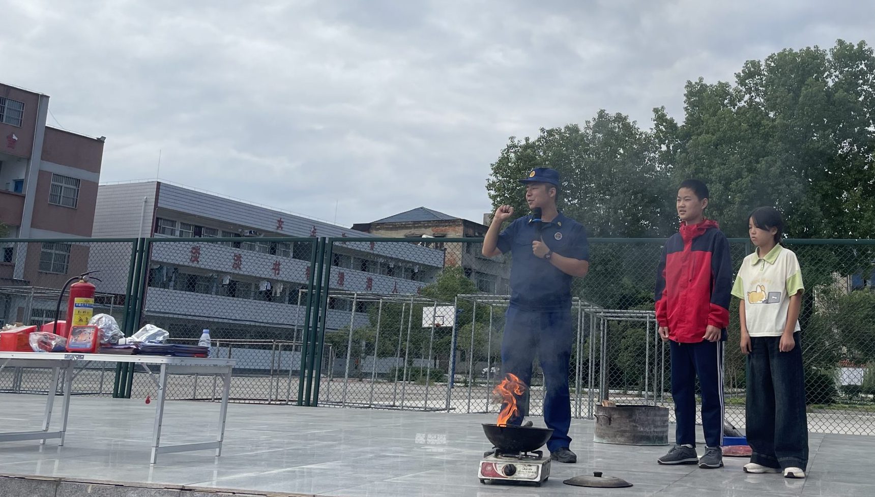 谷城县消防大队走进盛康二中，开展消防安全教育“零距离”活动