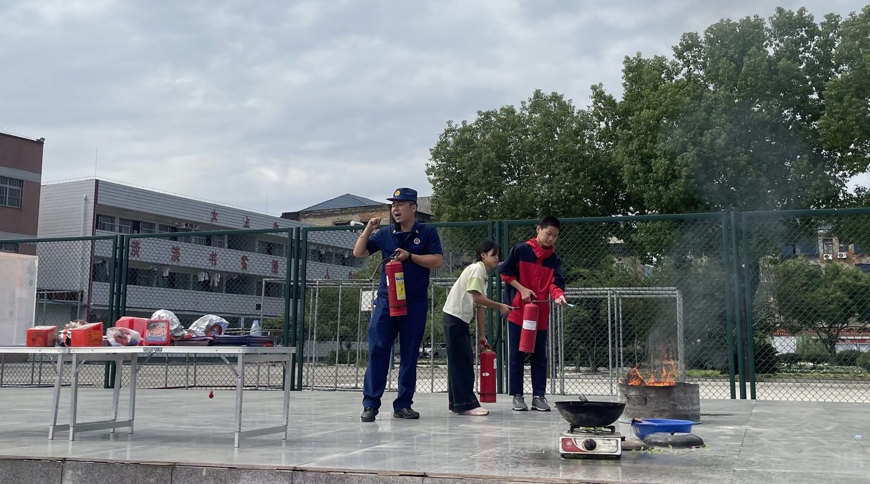 谷城县消防大队走进盛康二中，开展消防安全教育“零距离”活动