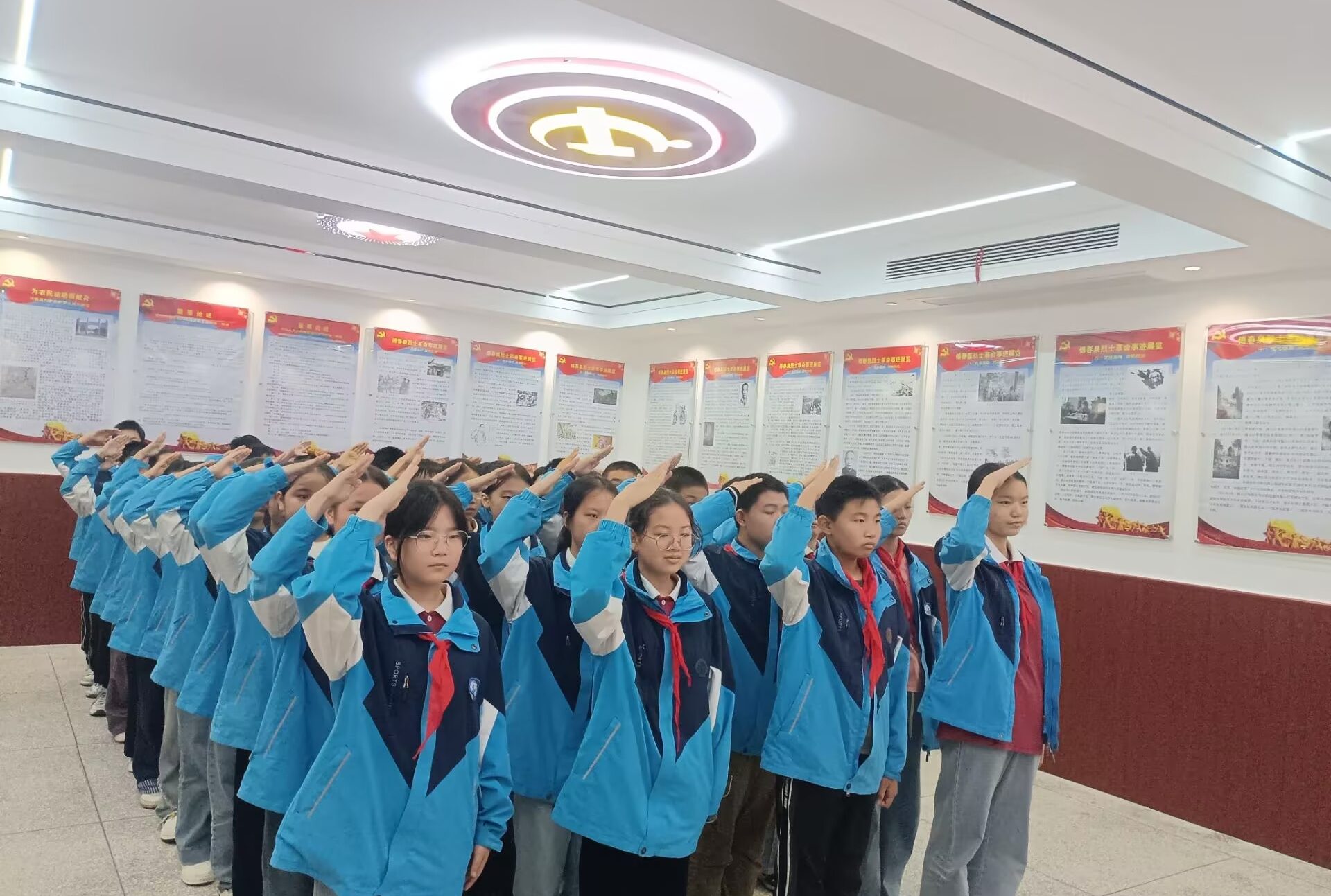 谷城县盛康二中师生参观傅春泉烈士革命事迹展览馆 以青春告白致敬先烈