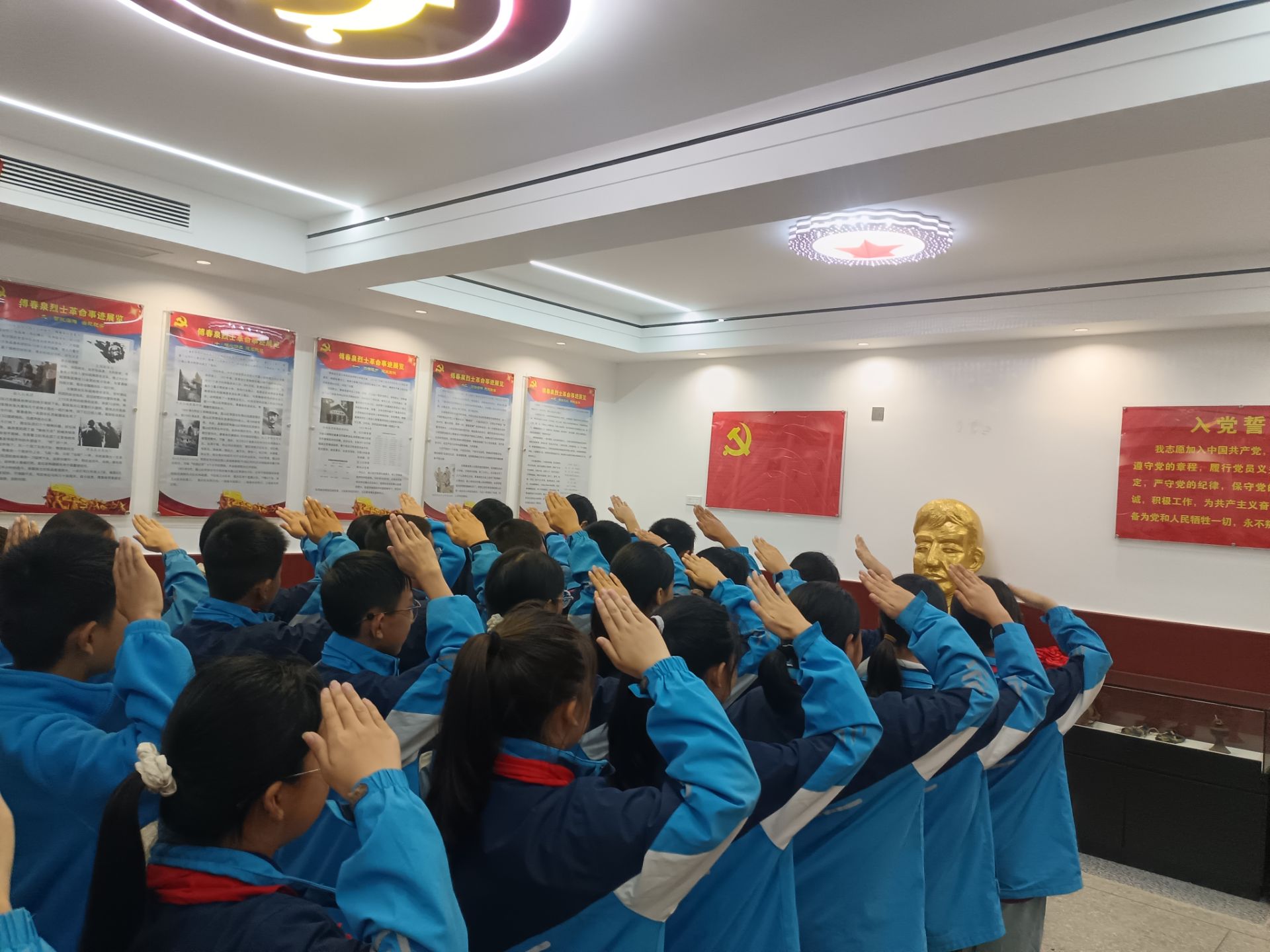 谷城县盛康二中师生参观傅春泉烈士革命事迹展览馆 以青春告白致敬先烈