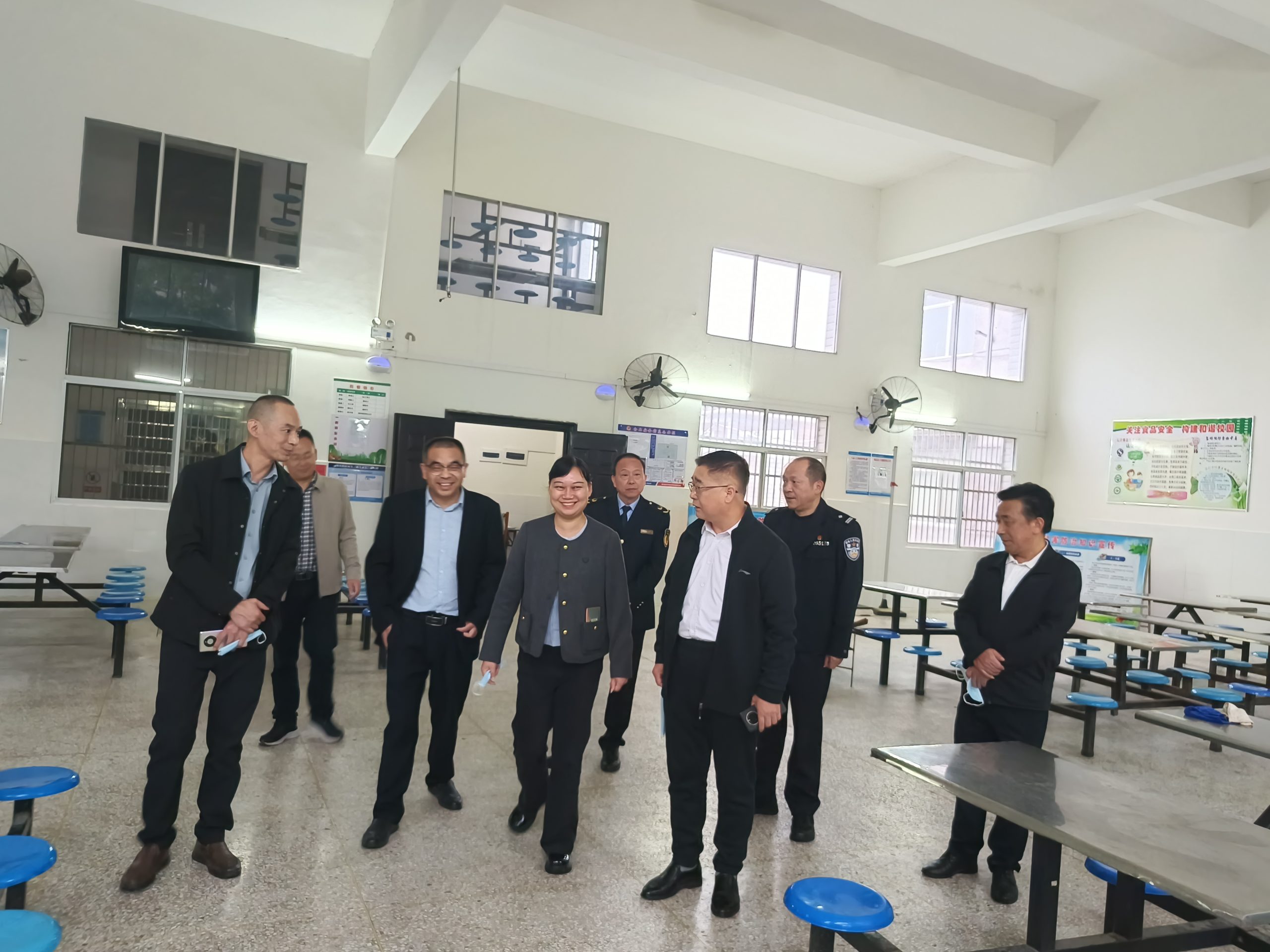 金秋护校暖 双节保平安——盛康镇多部门联合为镇二中筑牢安全与健康防线