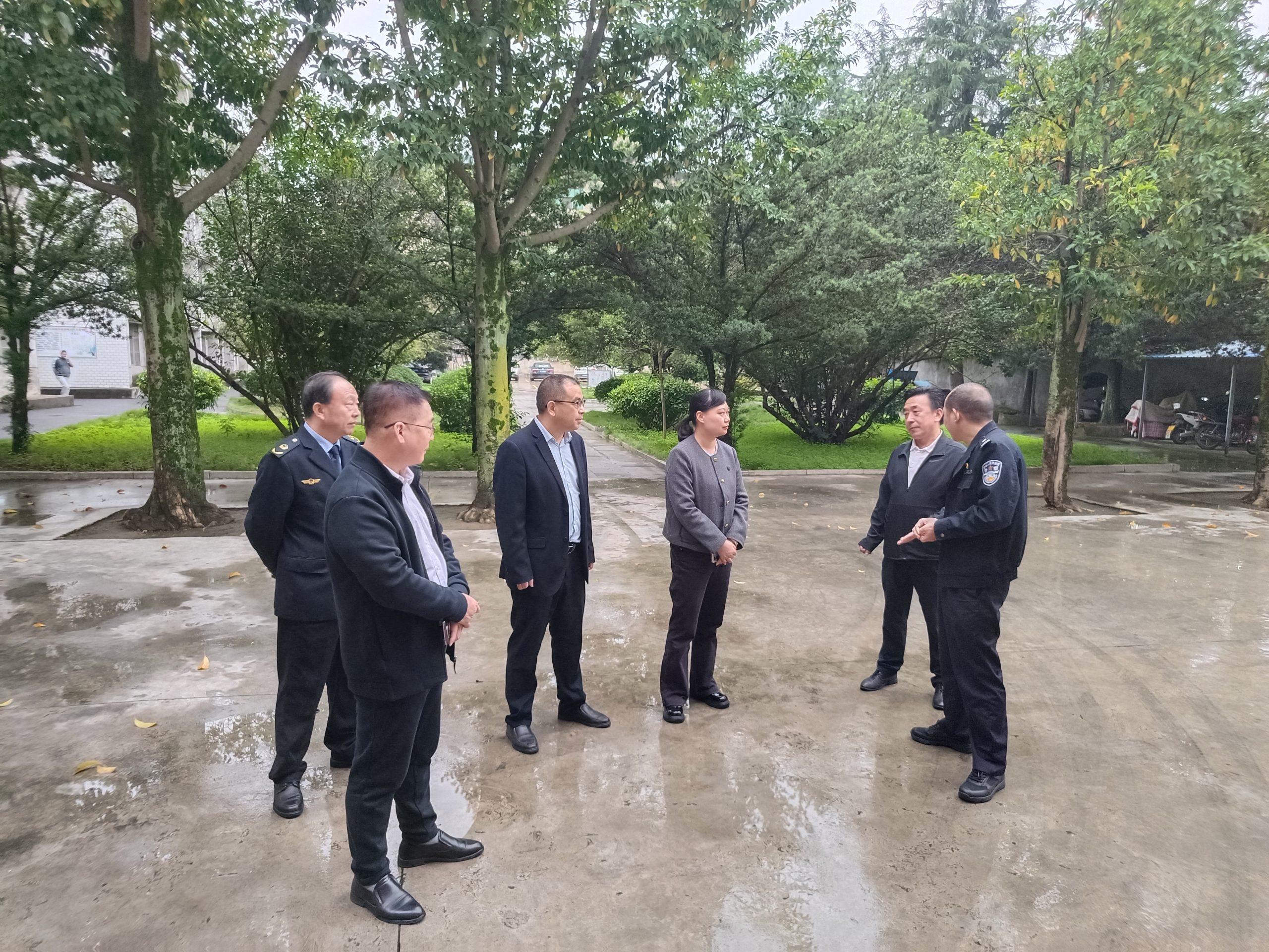 金秋护校暖 双节保平安——盛康镇多部门联合为镇二中筑牢安全与健康防线