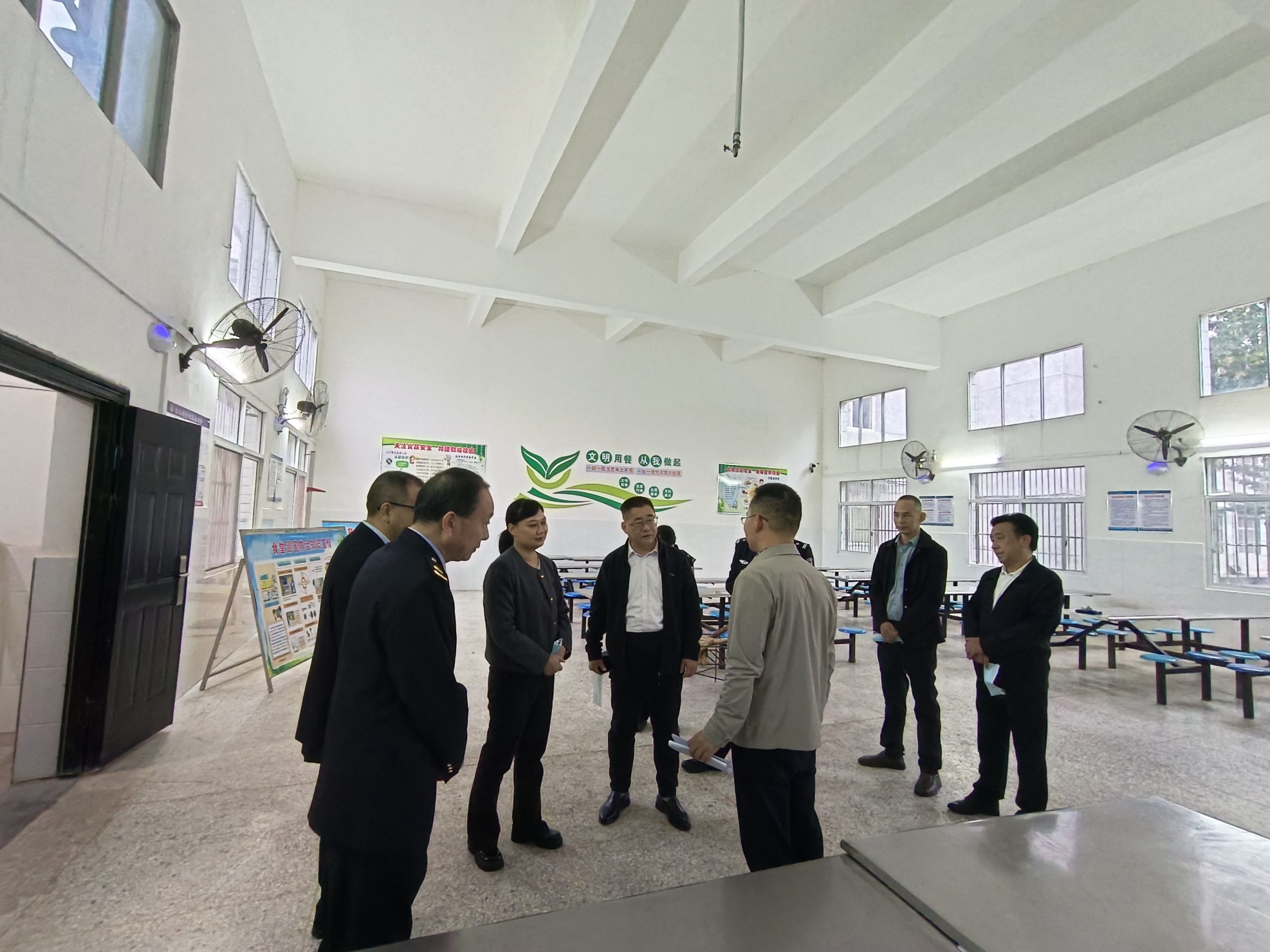 金秋护校暖 双节保平安——盛康镇多部门联合为镇二中筑牢安全与健康防线