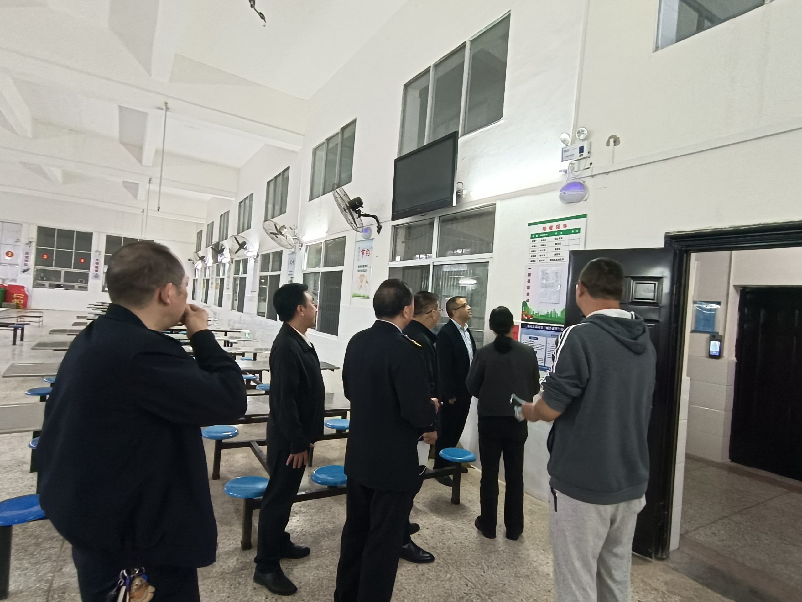 金秋护校暖 双节保平安——盛康镇多部门联合为镇二中筑牢安全与健康防线