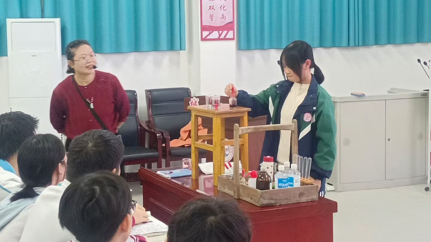 城关一中：趣味实验+深度解析，这节化学公开学“圈粉”无数师生