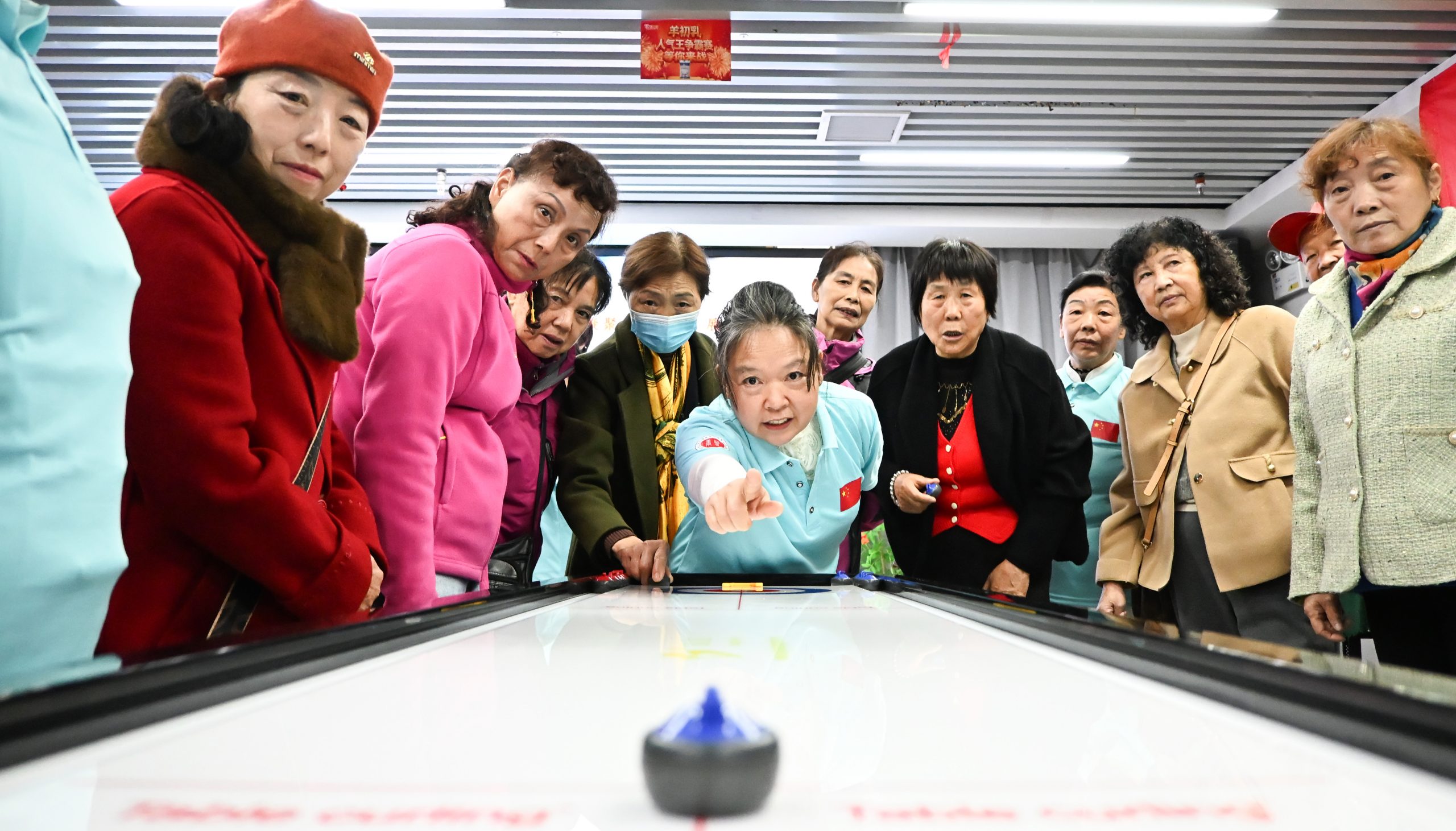 2025年襄阳市老年人桌上冰壶球培训交流活动开幕