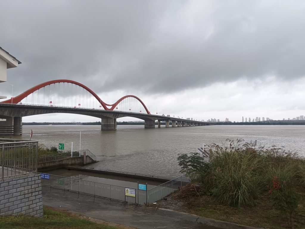 七次洪峰轮番袭击 千年古城波澜不惊