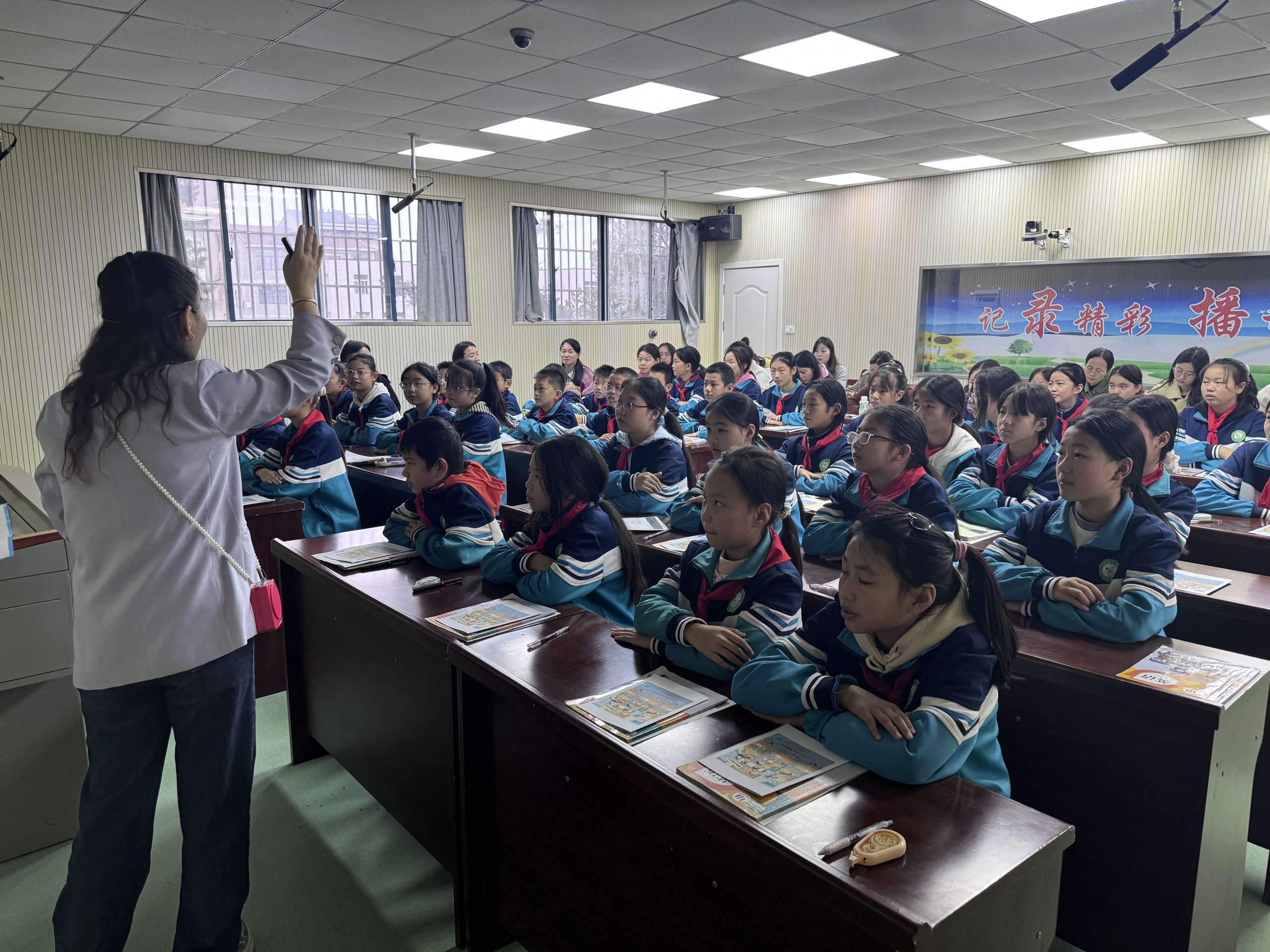 汉师送教促成长 英语课堂展新篇