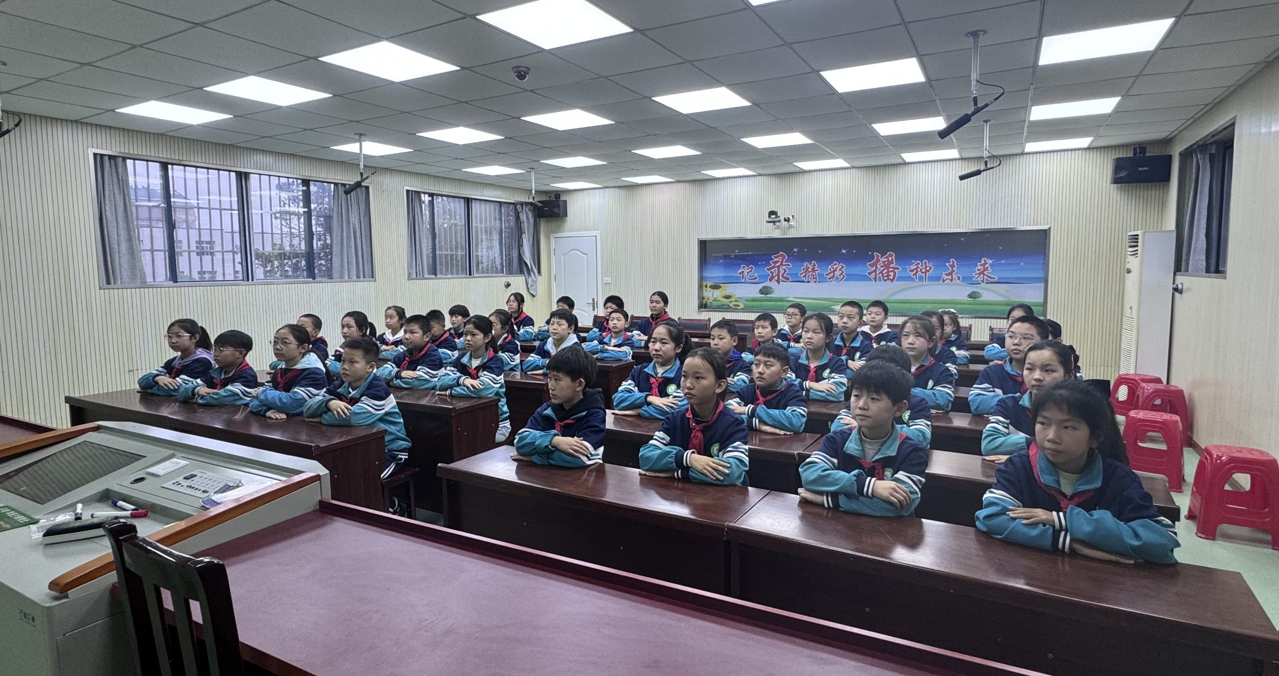 盛康镇小学英语课桌操“嗨”动校园